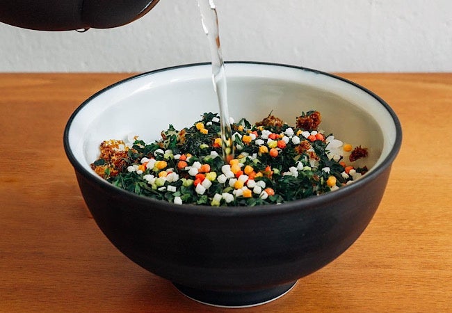 食べられる茶葉を贅沢に使用したお茶屋の作る本格茶漬け。