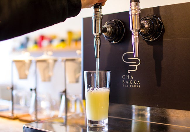 ビールサーバーから窒素をたっぷりと含ませながら注ぐ水出し茶。