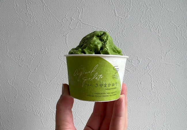 高級抹茶に粉末煎茶をブレンドすることで、抹茶の風味だけでなく煎茶が持つ渋みも感じられる本格的な味わい。