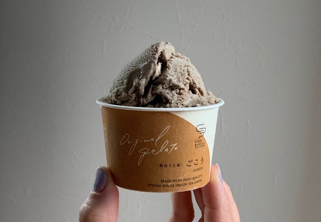 紅ほうじ茶の茶葉の浸出液とパウダーの溶解液をバランス良く使用し、風味豊かで濃厚な味わいのジェラート。