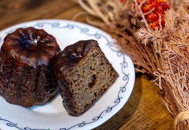 香ばしくて濃厚な味わいの埼玉狭山産の棒ほうじ茶を贅沢に使用したカヌレ。
