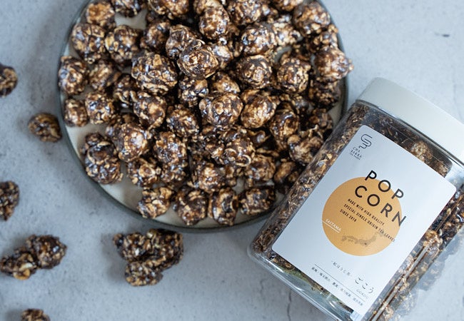 紅ほうじ茶の甘みと香ばしいカカオのような風味が口いっぱいに広がる濃厚ほうじ茶ポップコーン。
