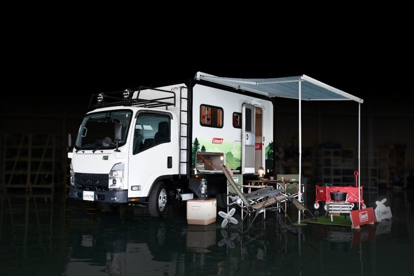 「EXPEDITION EAGLE Colemanモデル」（写真のアウトドア用品等は別）