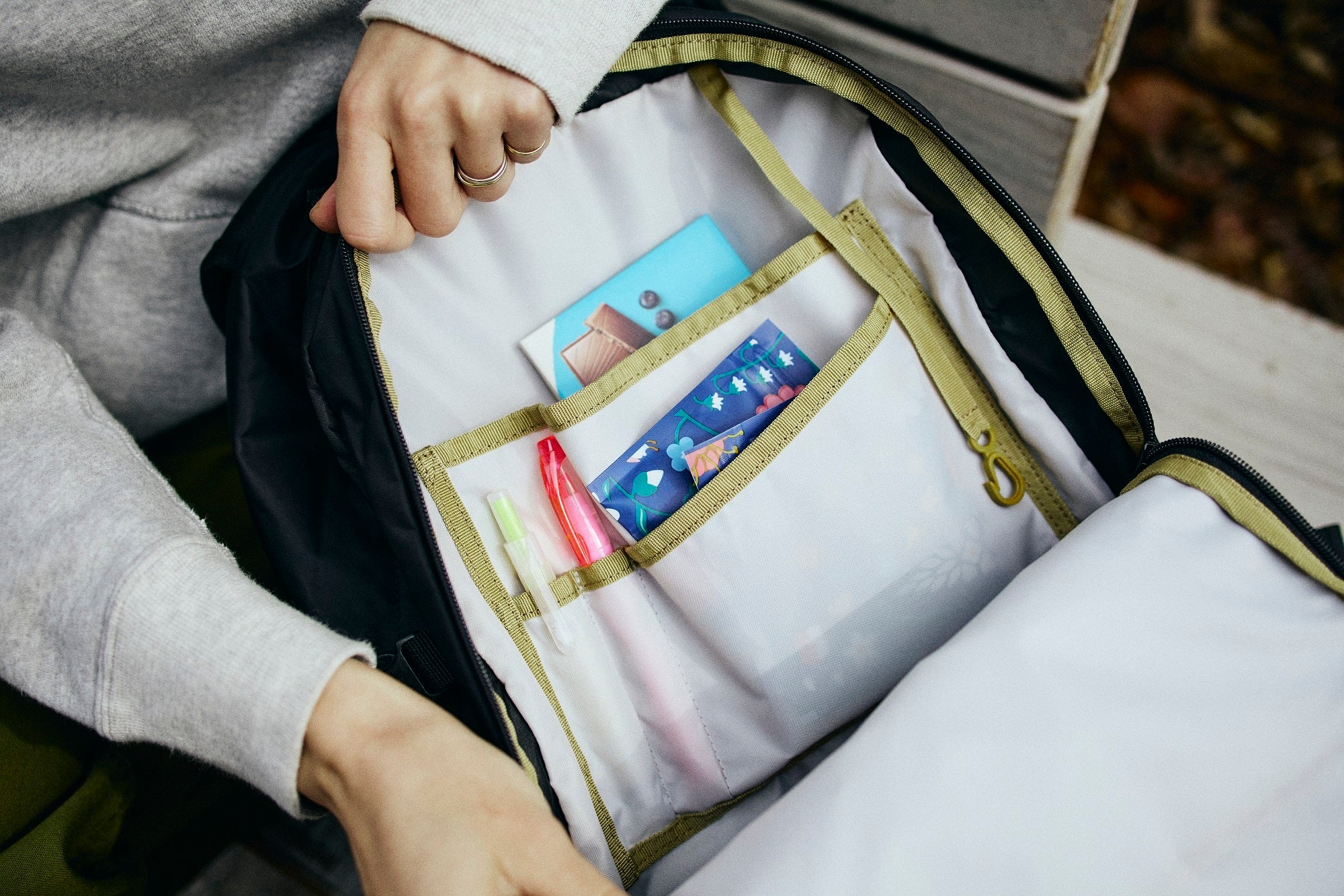 小物整理に便利な機能的ポケットもたくさん。キーフック×1／ペンホルダー×2／オープンポケット×2。