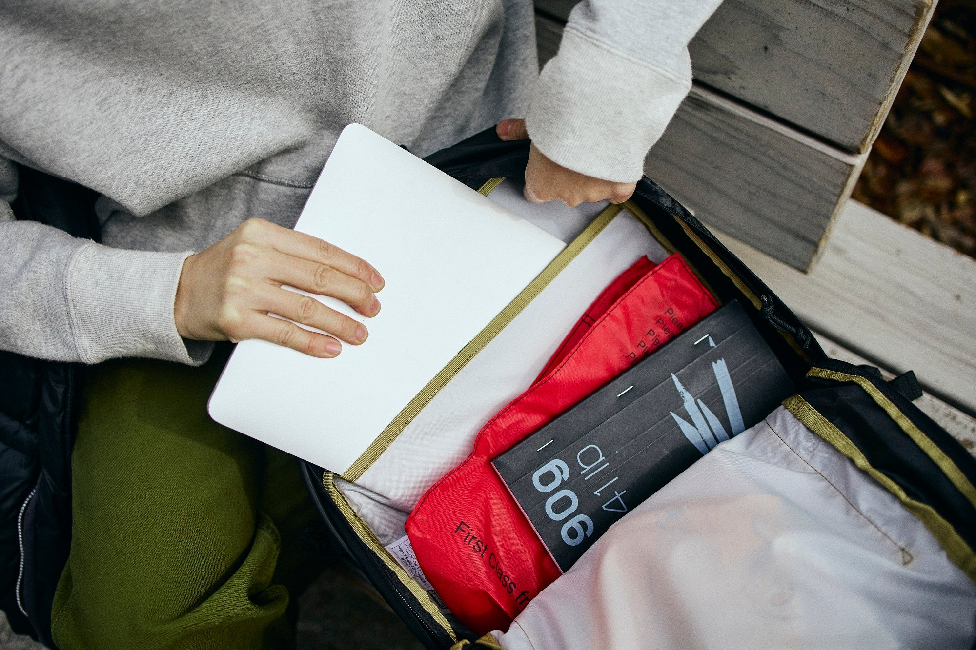 便利なタブレット収納付き。