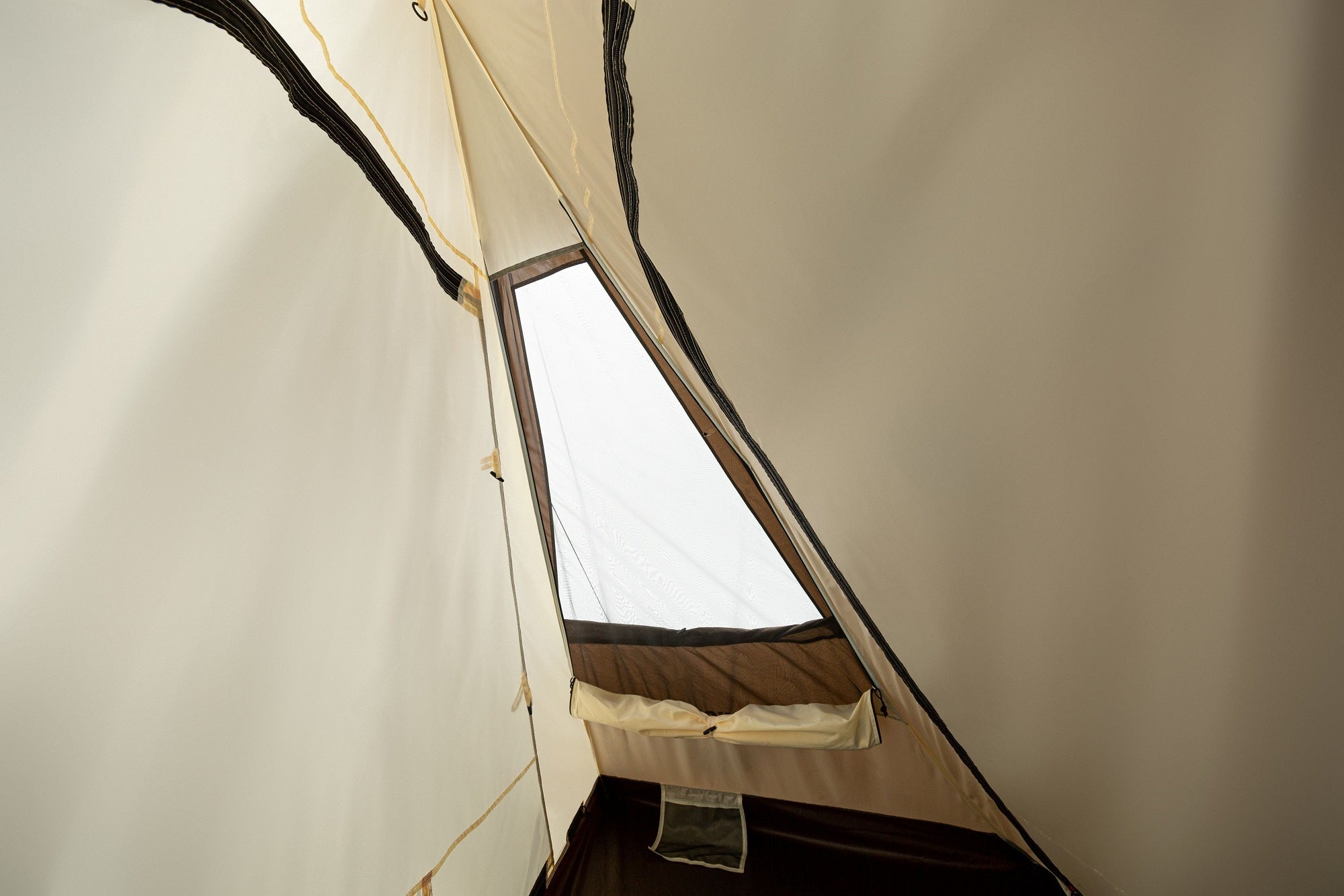 通気性を高めて快適に過ごせる大型のメッシュウィンドウを装備