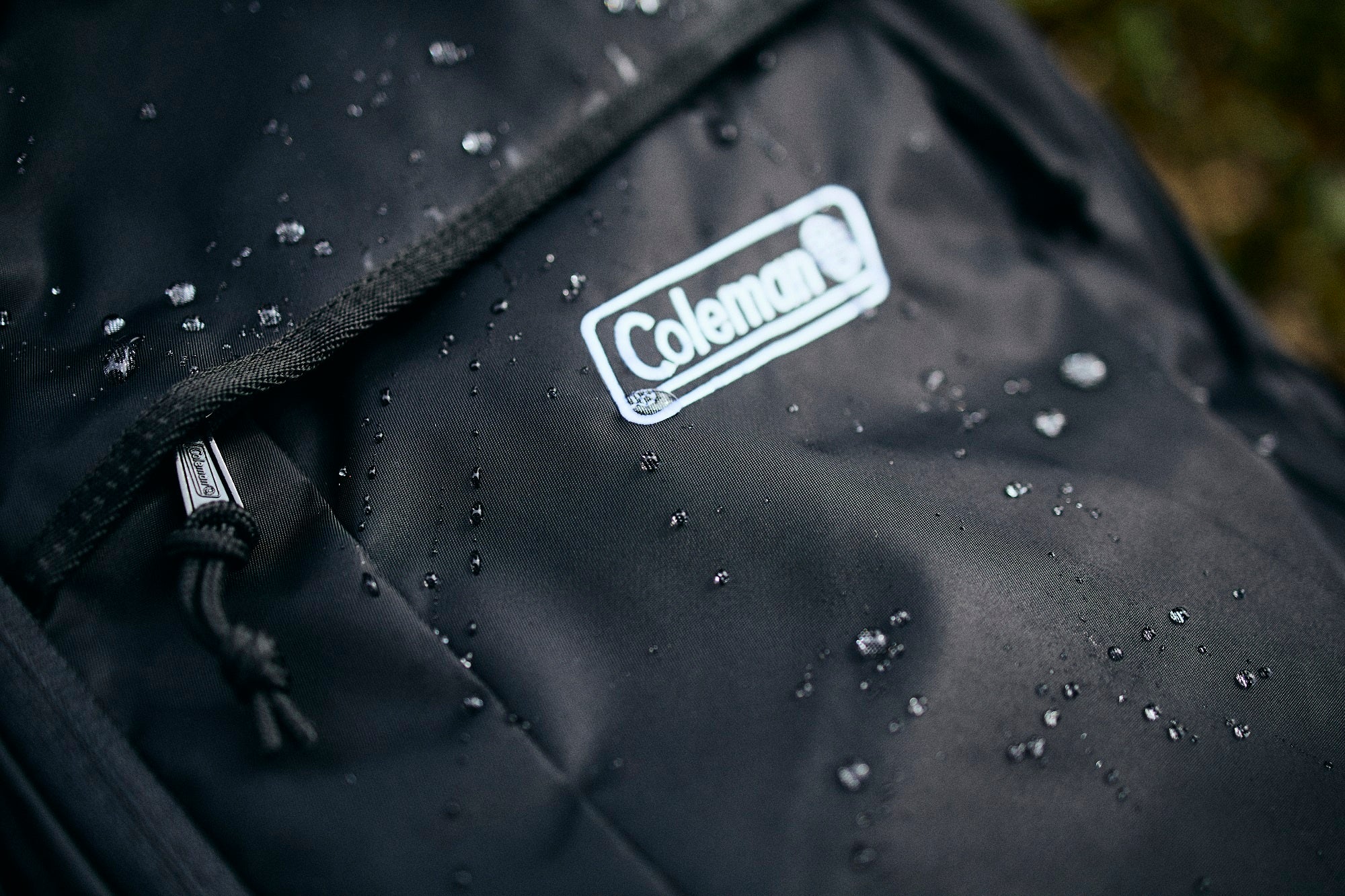 撥水加工を施した生地を使用、ジッパーフラップ付で雨の侵入を防ぐ