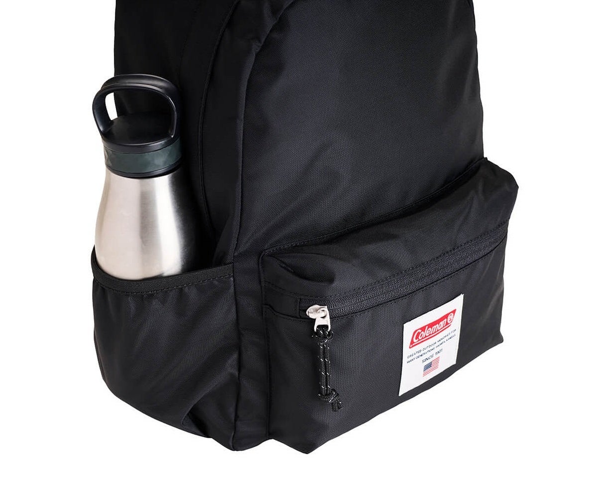 水筒が入るサイドポケットなどコンパクトながら収納力も抜群