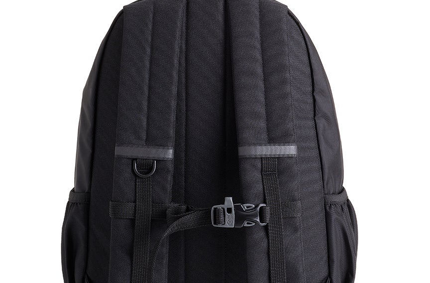 ショルダーストラップにはリフレクターテープやバックル一体型のホイッスル機能も搭載