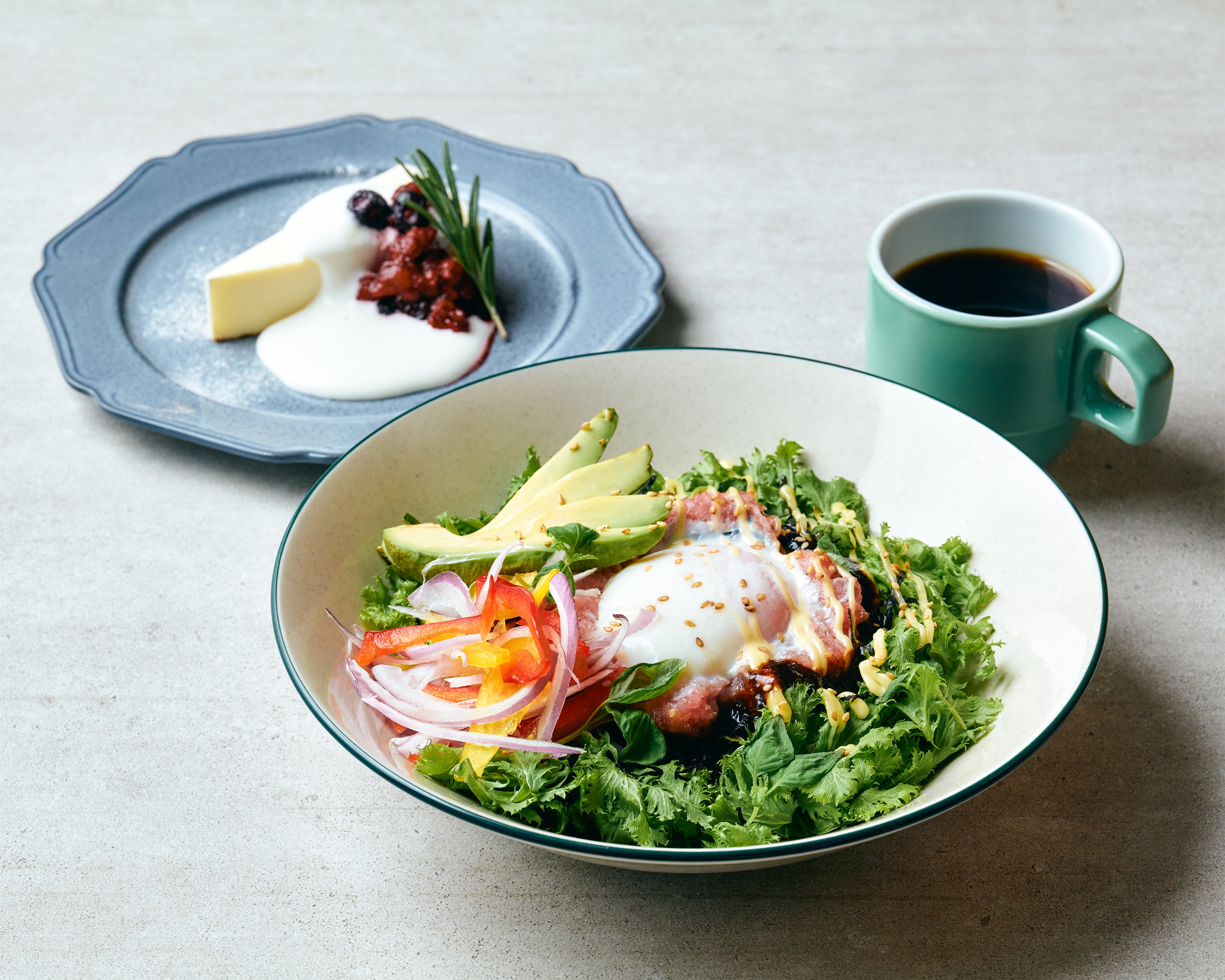 三崎マグロのネギトロ温玉ボウル ￥1,100 クラシックチーズケーキ ￥730