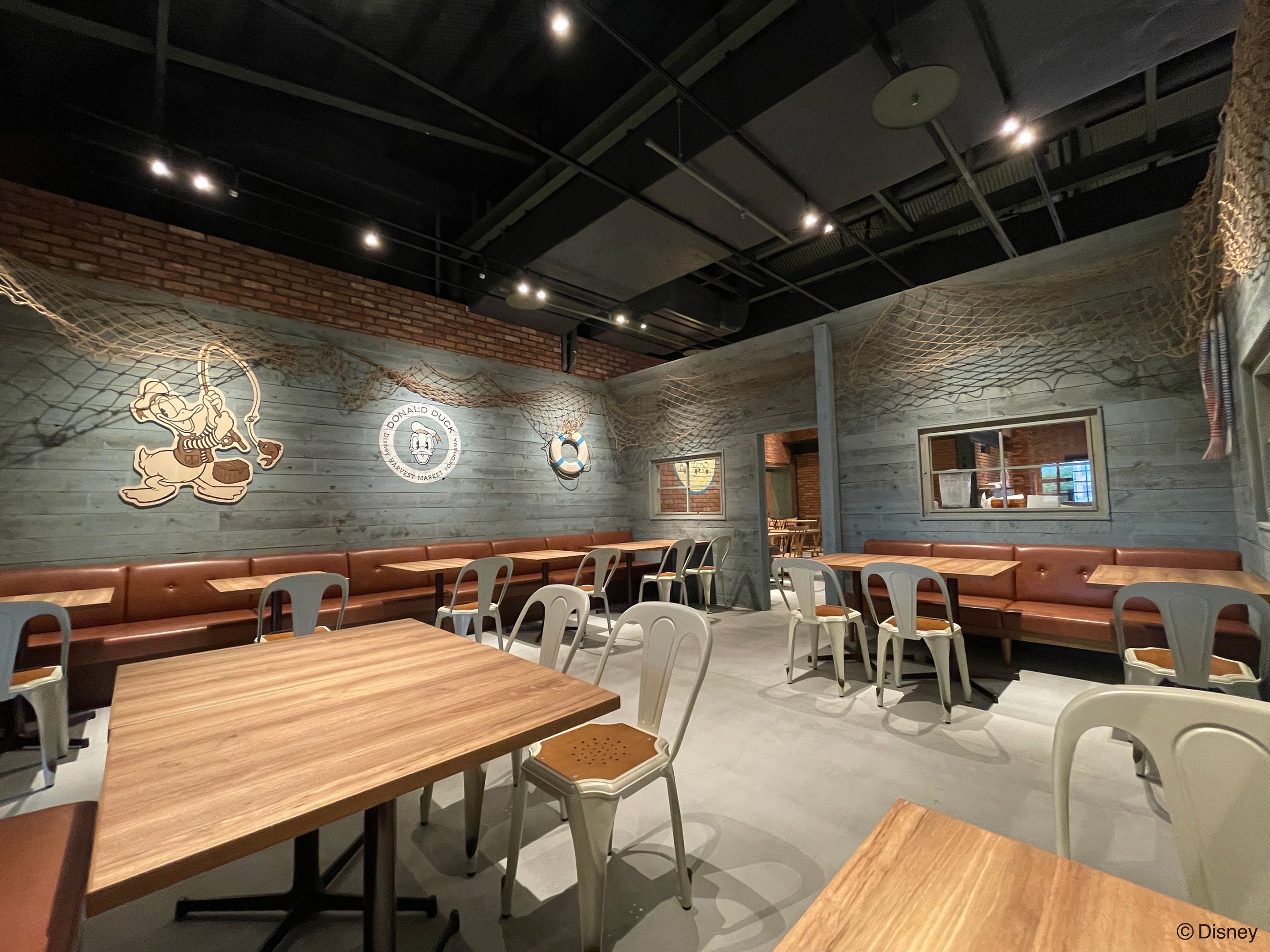 「Fisherman House」をテーマにした ドナルドダック デザインのカフェ店内ゾーン
