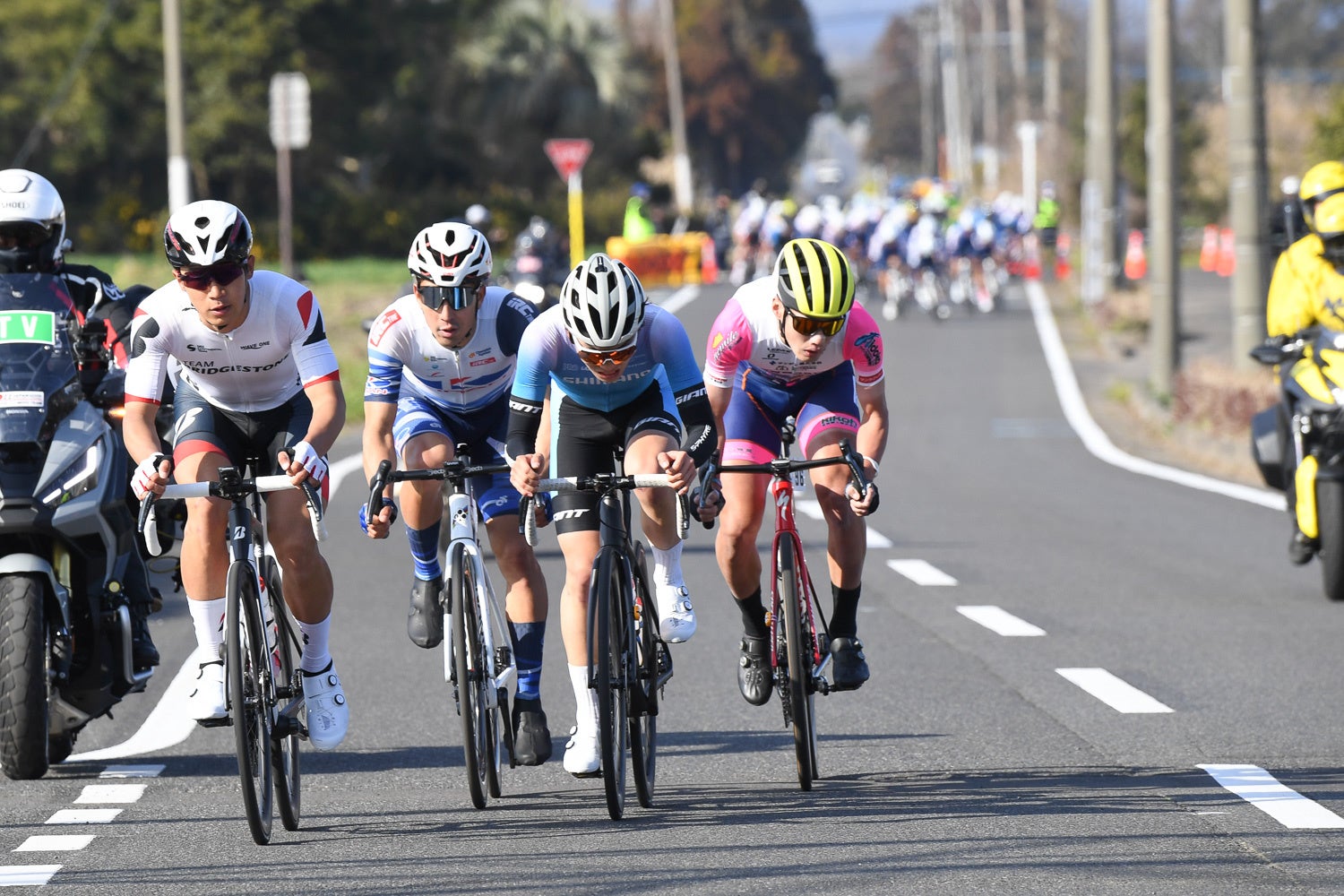 残り2周、先行を続ける4名の後方にメイン集団が迫る