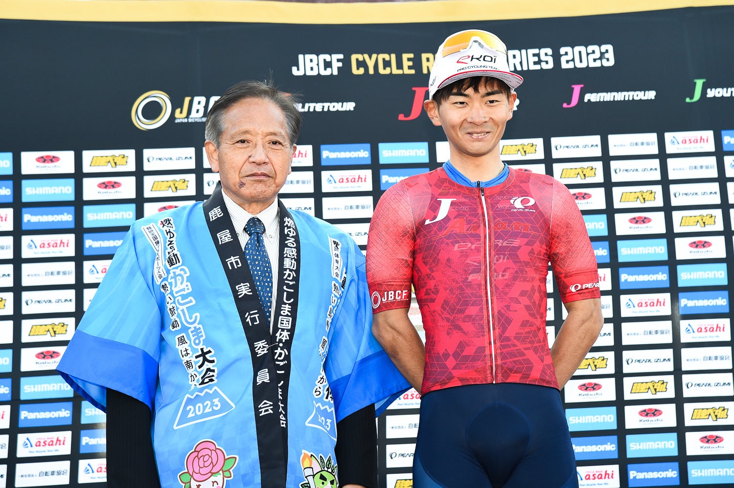 Jプロツアーリーダーは岡本隼（愛三工業レーシングチーム） プレゼンターは鹿屋市の中西茂市長