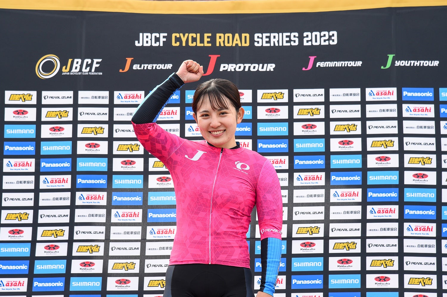 F　フェミニンリーダージャージを獲得した成海綾香（CIEL BLEU KANOYA）