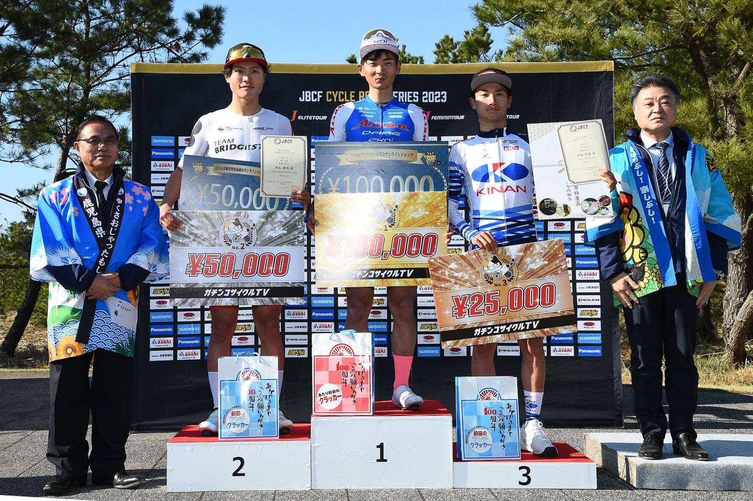 表彰式　志布志市の下平晴行市長（写真左）がプレゼンターを務めた