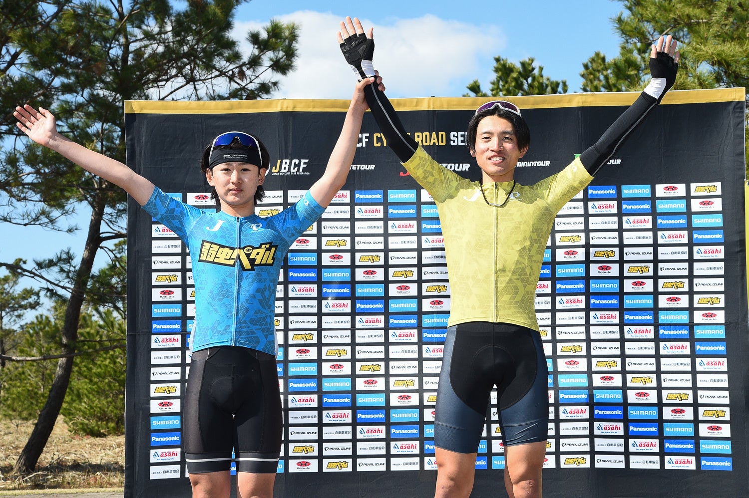 E1　エリートリーダージャージは南和人（OUTDOORLIFE Racing、写真右）、U19リーダーは佐藤愛祈（ハヤサカサイクルレーシングチーム）　