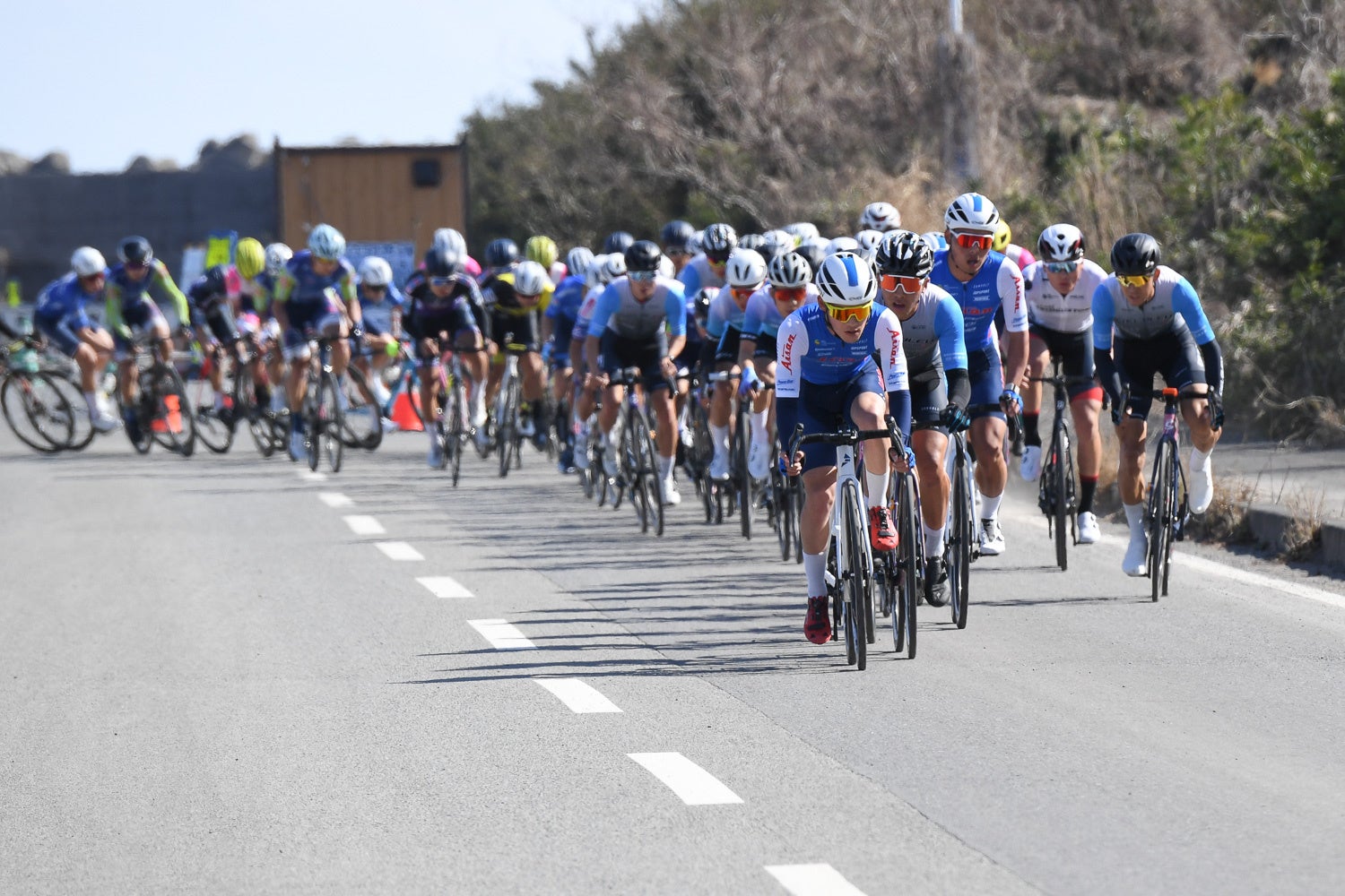 愛三工業レーシングチームが中心となってメイン集団をコントロール