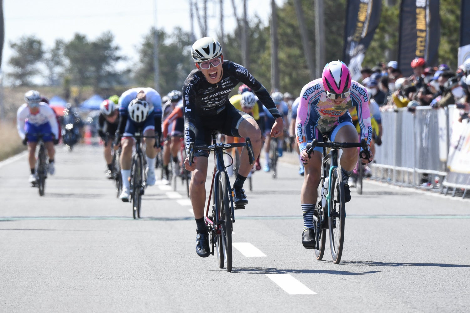 E1　スプリント勝負を制した辻野壱哉（VC FUKUOKA DEVELOPMENT TEAM）が優勝