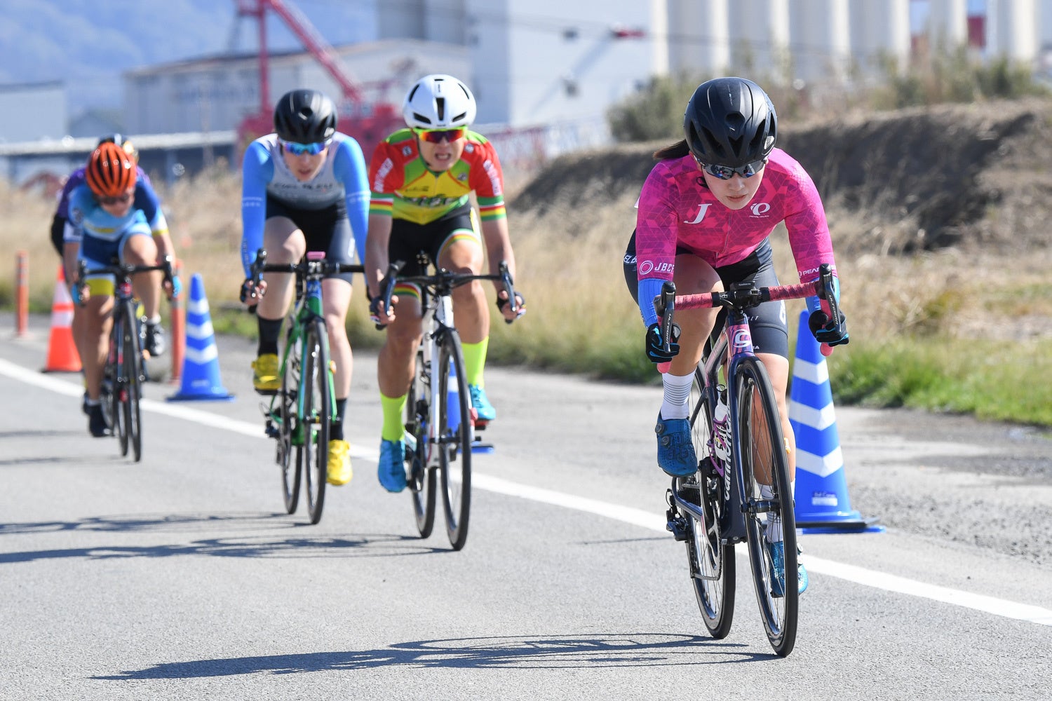 序盤からフェミニンリーダージャージを着る成海綾香（CIEL BLEU KANOYA）がペースアップを図る