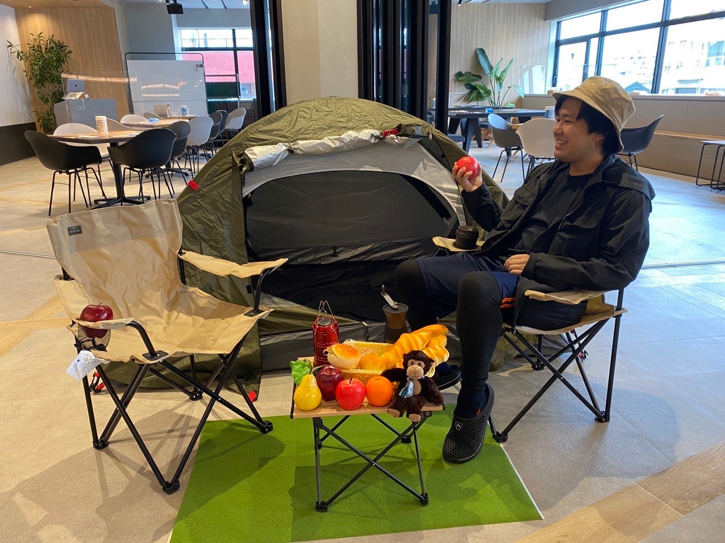 社内はキャンプ場一色に　