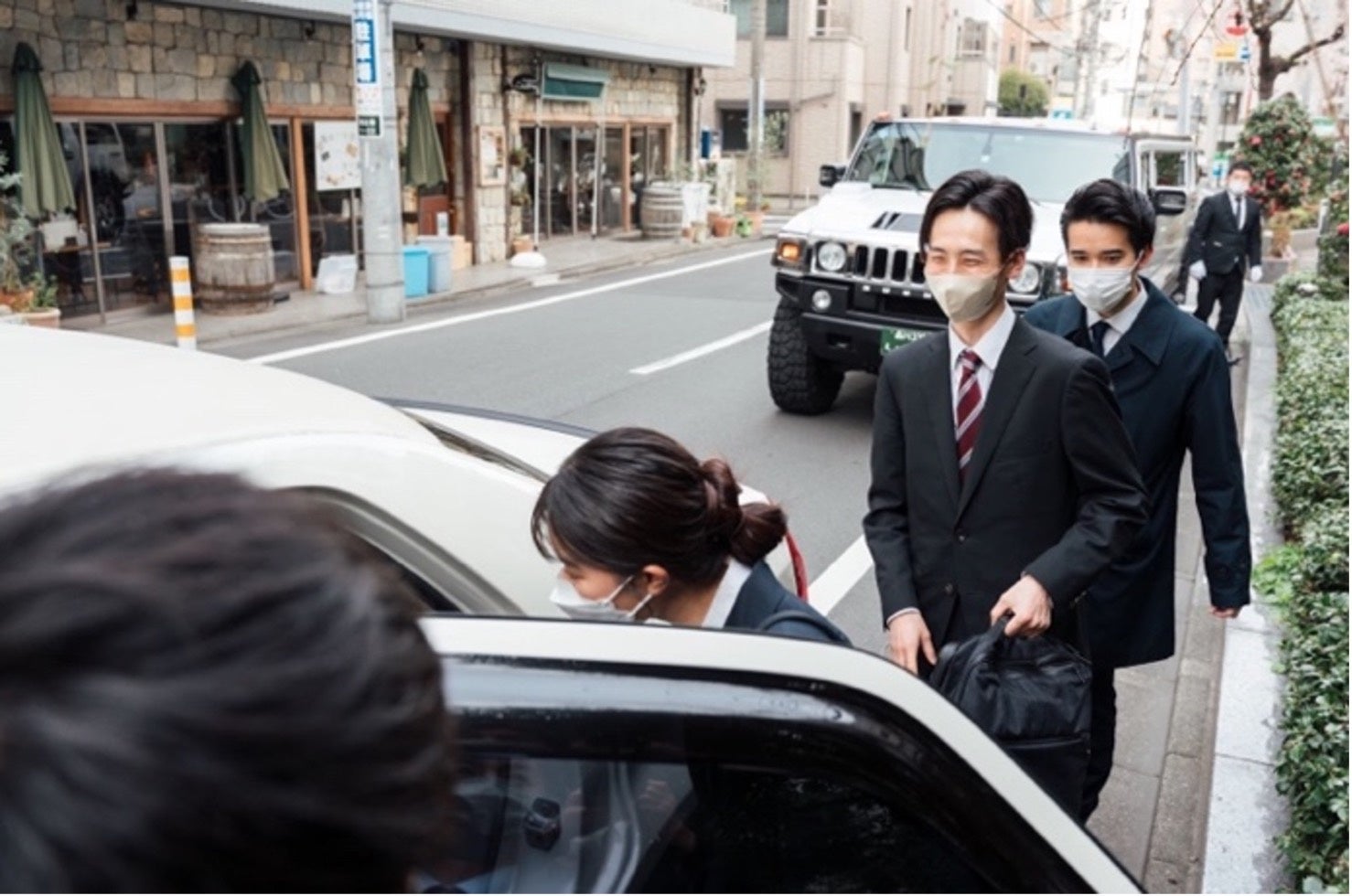 リムジンに乗り込む新入社員