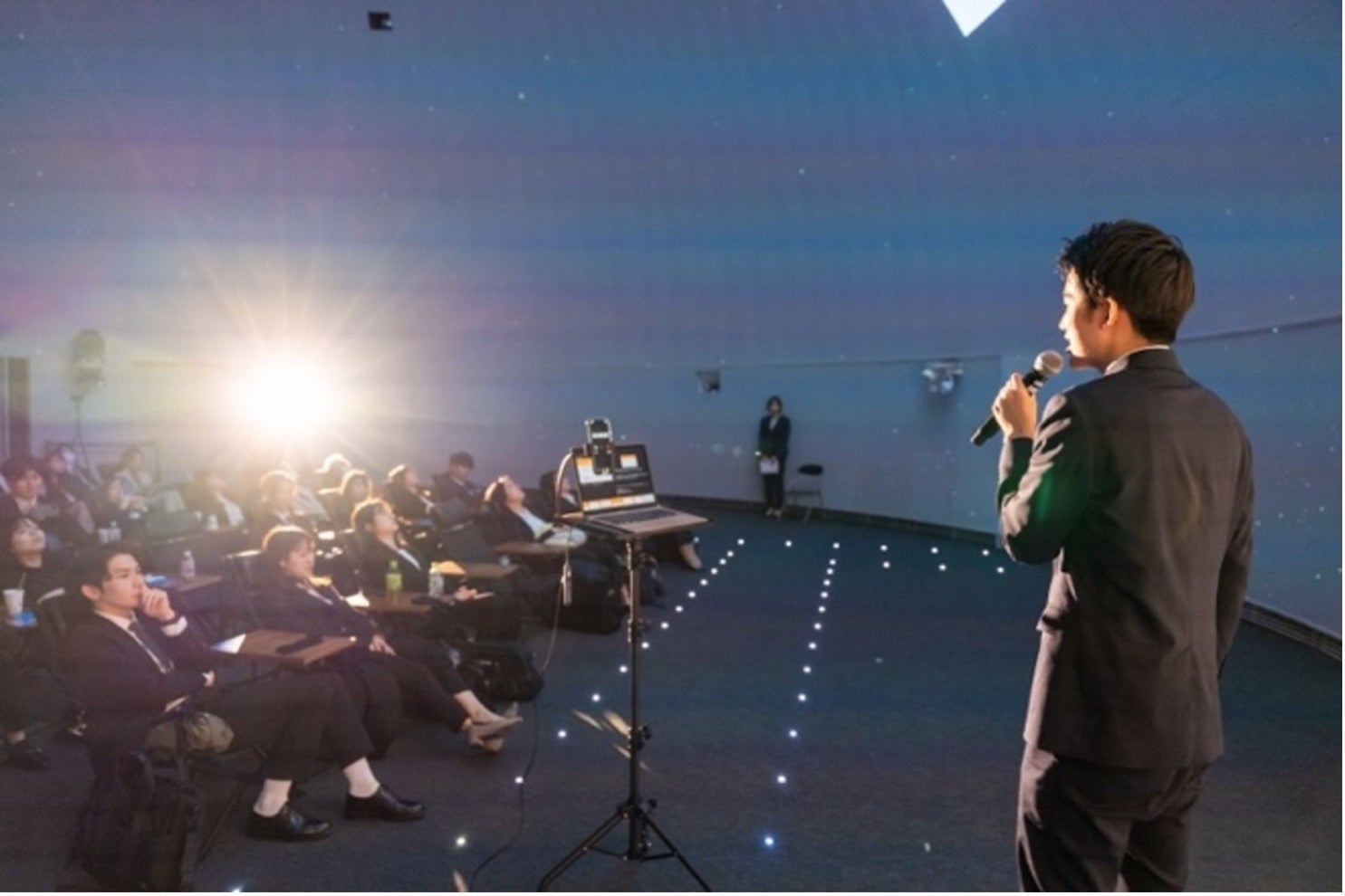 プレゼンをする新入社員