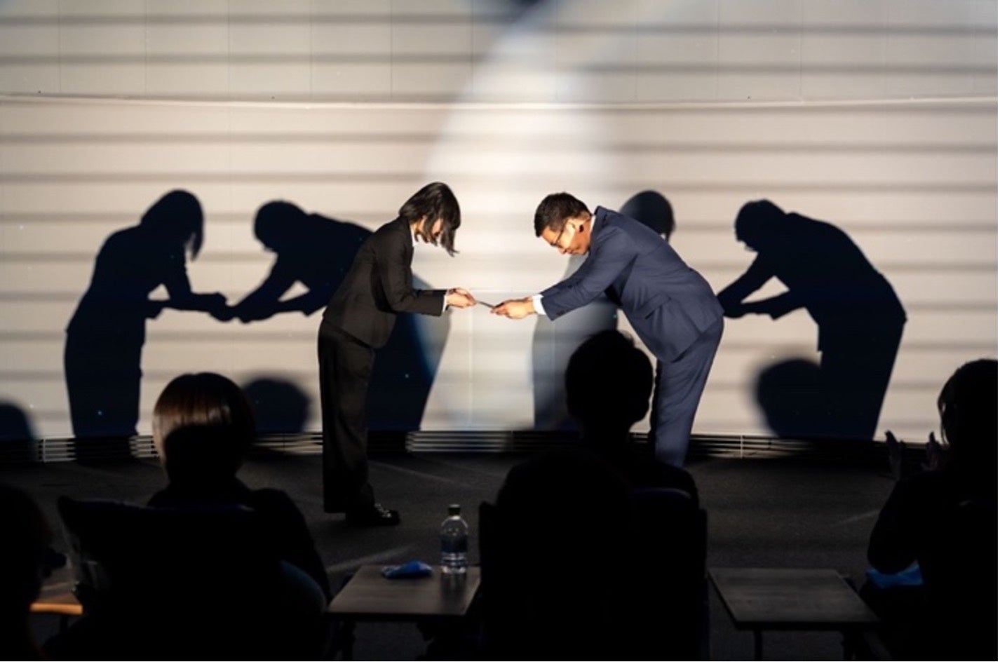 社長から新入生代表へ辞令交付