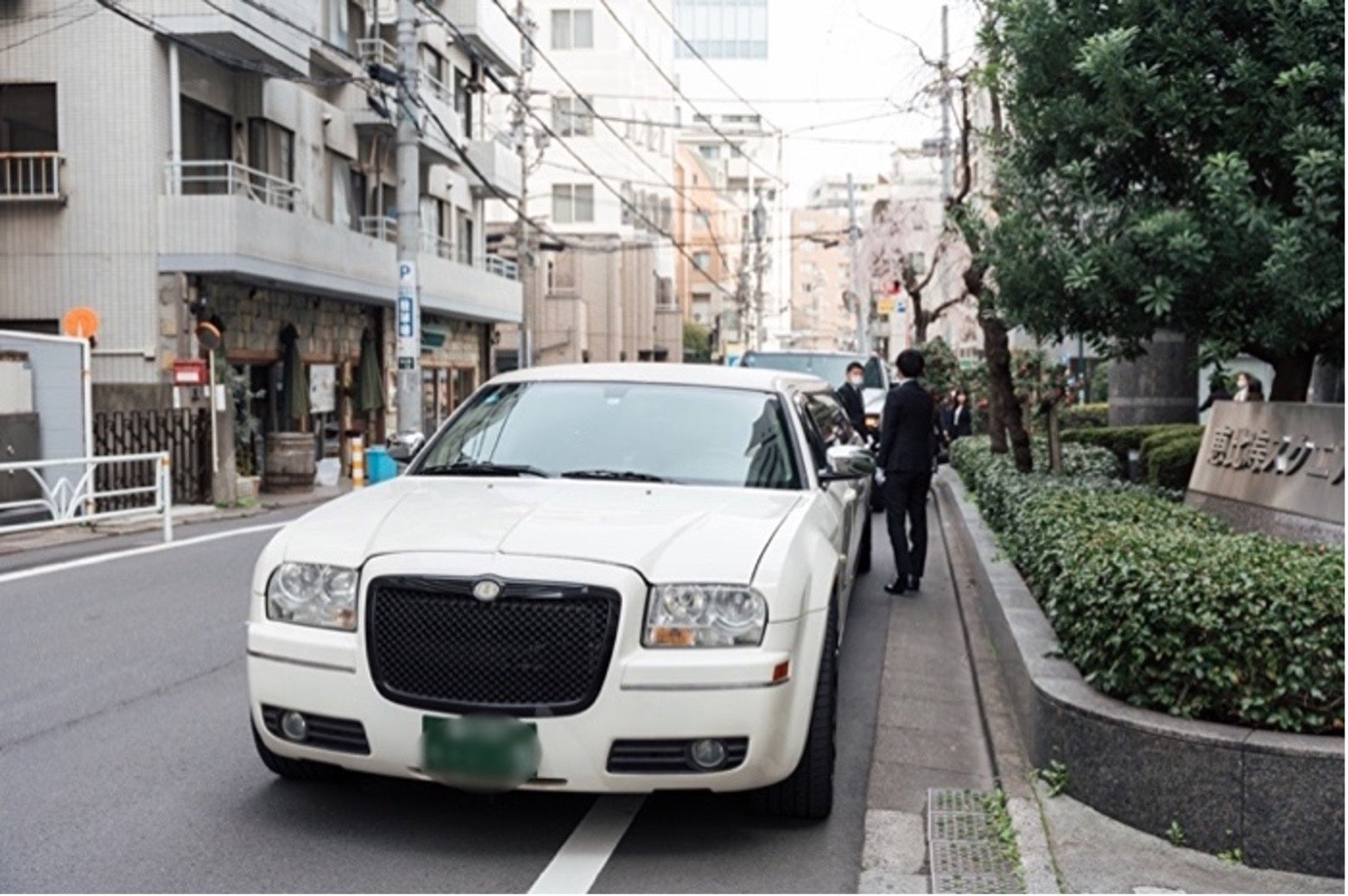 会社の前に到着したリムジン