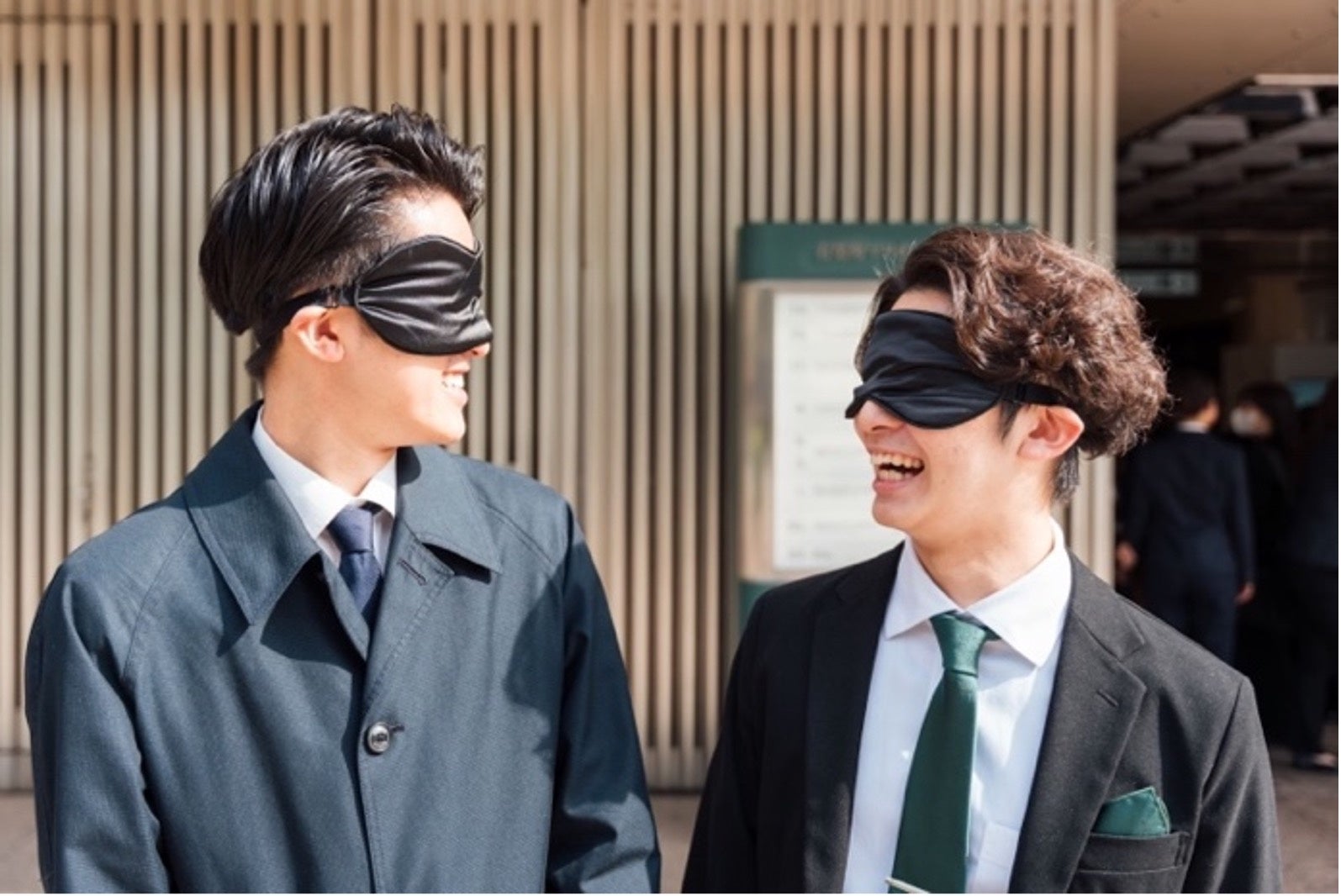 目隠しで会場に向かう