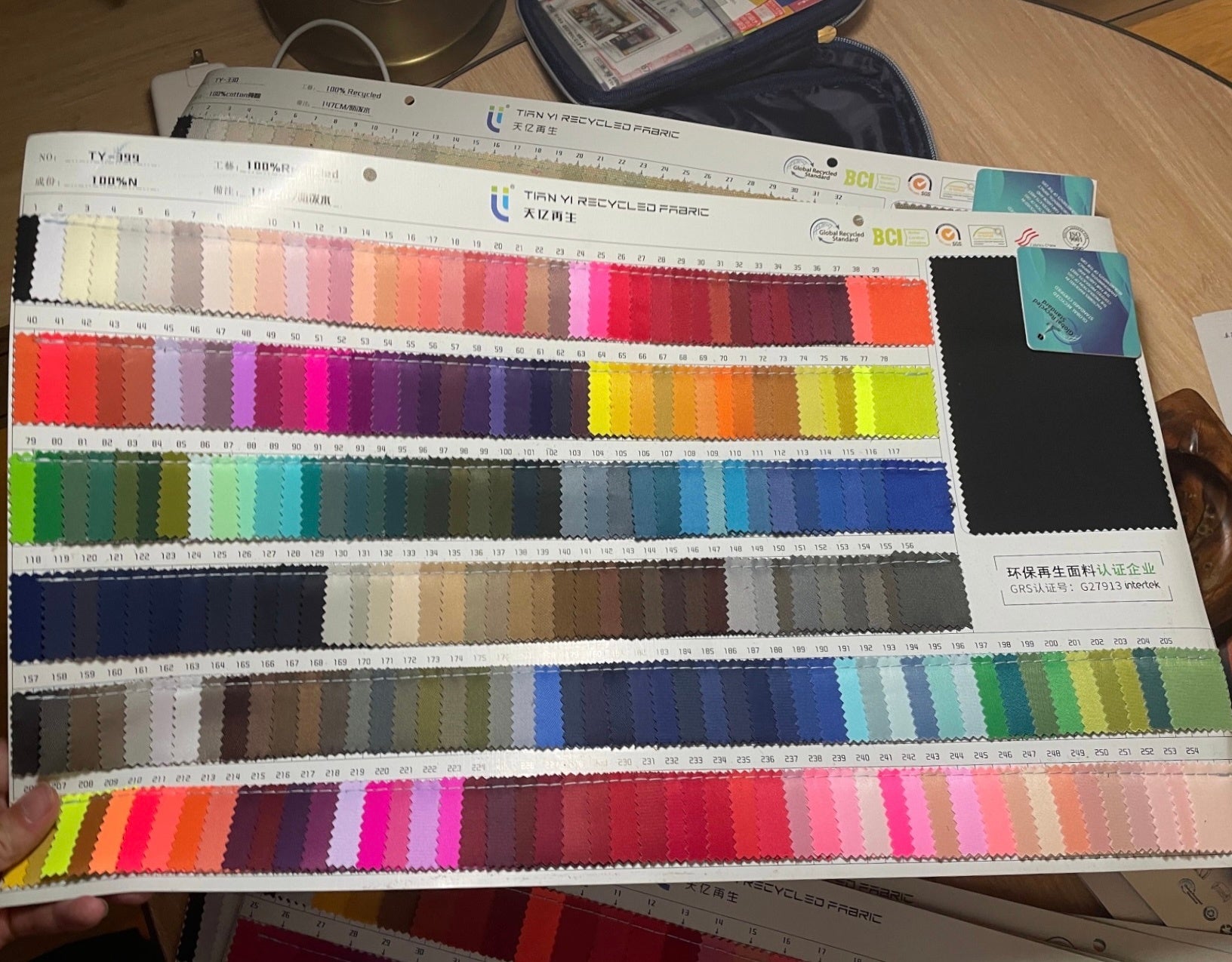 スワッチが一面にぎっしりと並んでおり、1日で見切れないほど豊富な生地が並ぶ