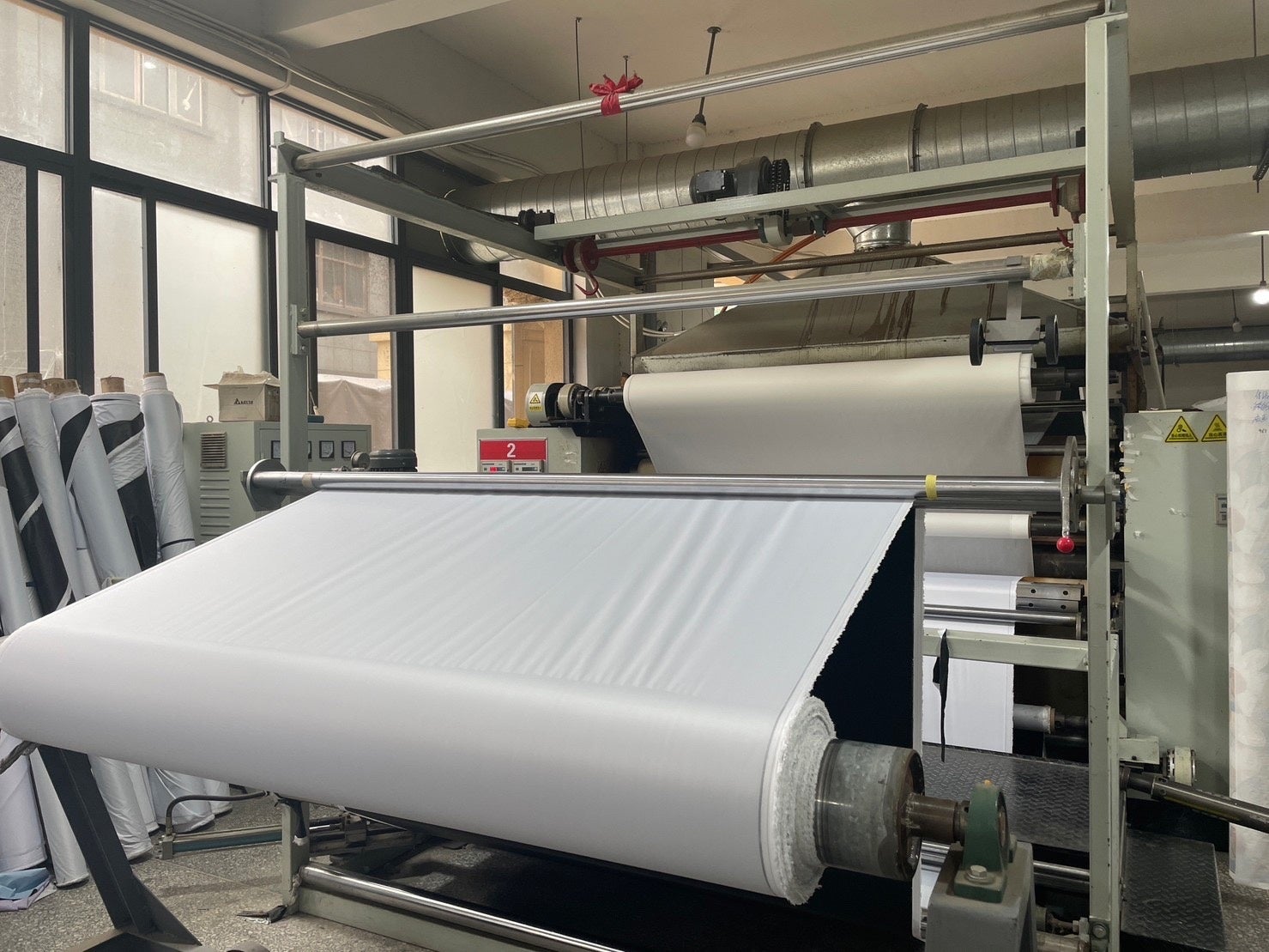 傘生地に色を印刷している様子