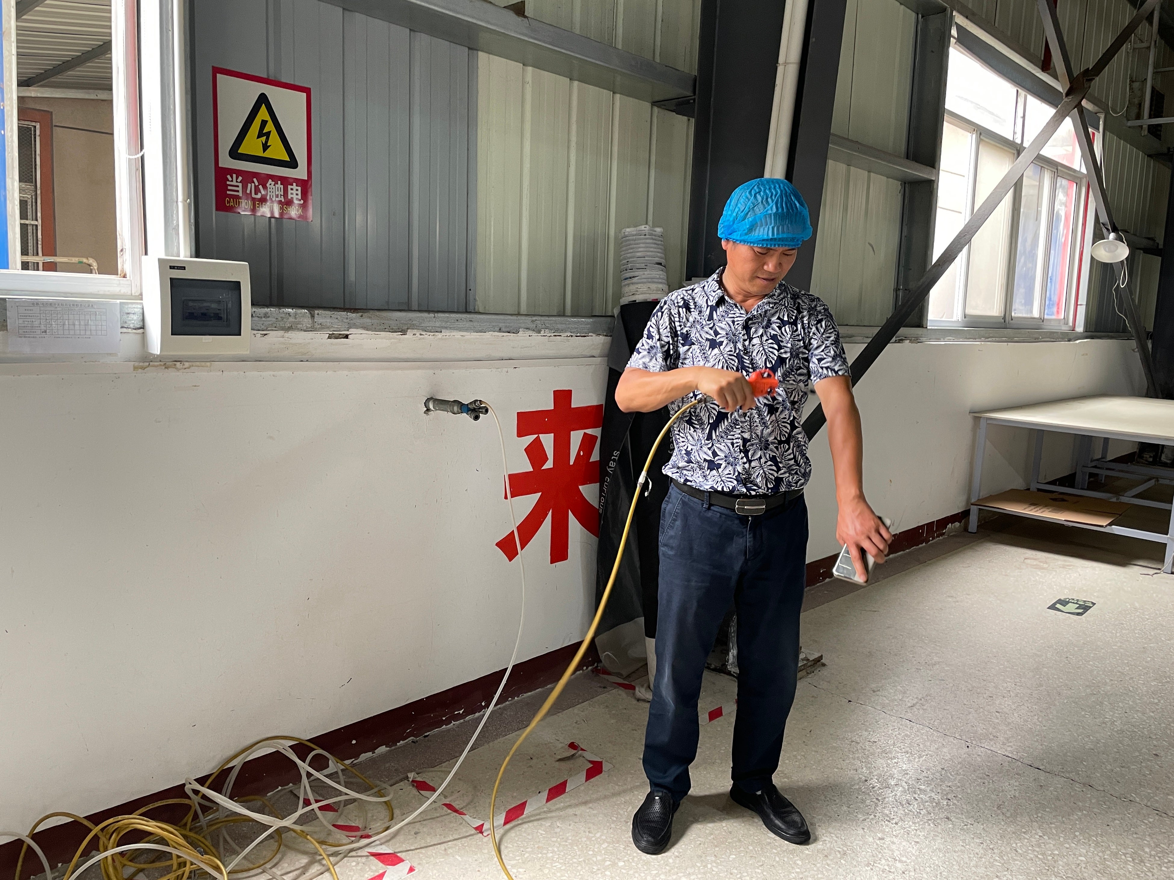 ブロワーにて体についた細かなゴミを除去