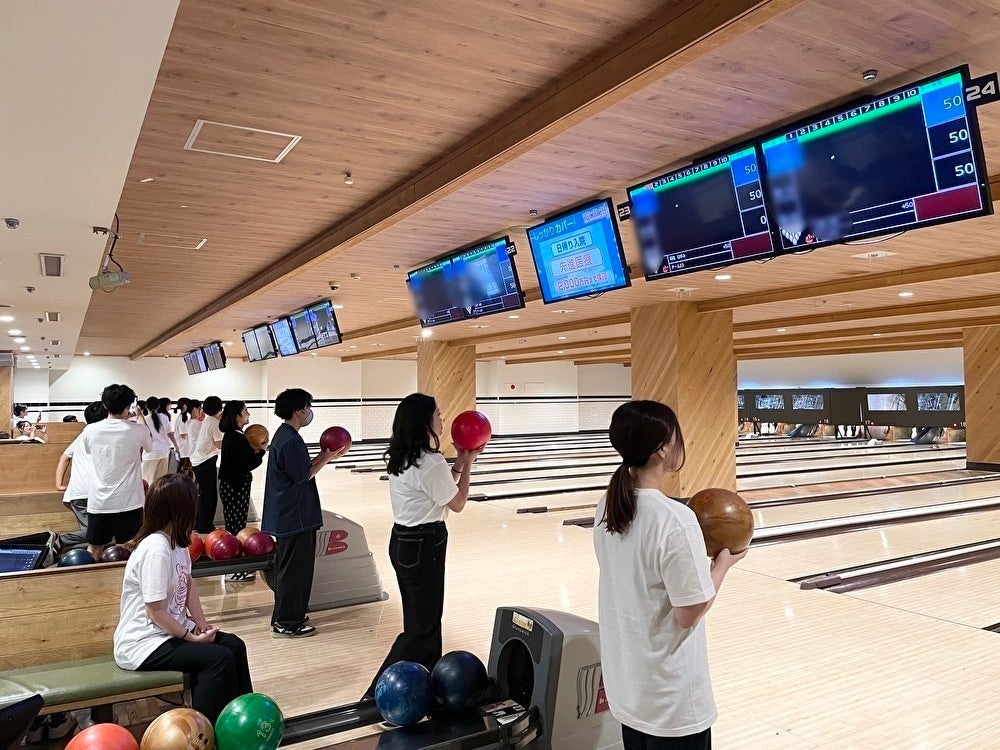 センターピンをめがけストライクを狙う