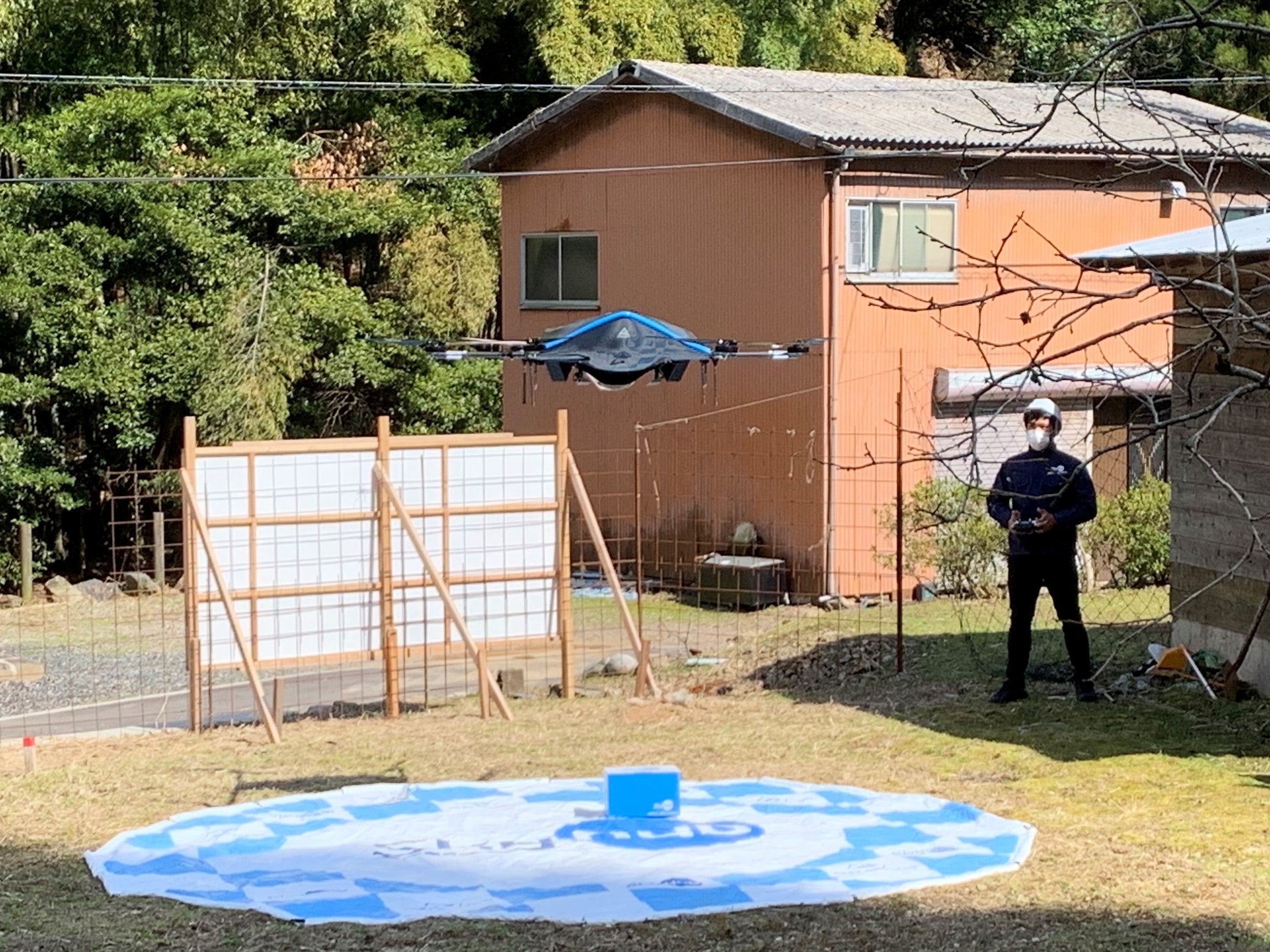 注文の食料品を配送して飛び去る物流専用ドローン“AirTruck” （共生の里 しこべの家）
