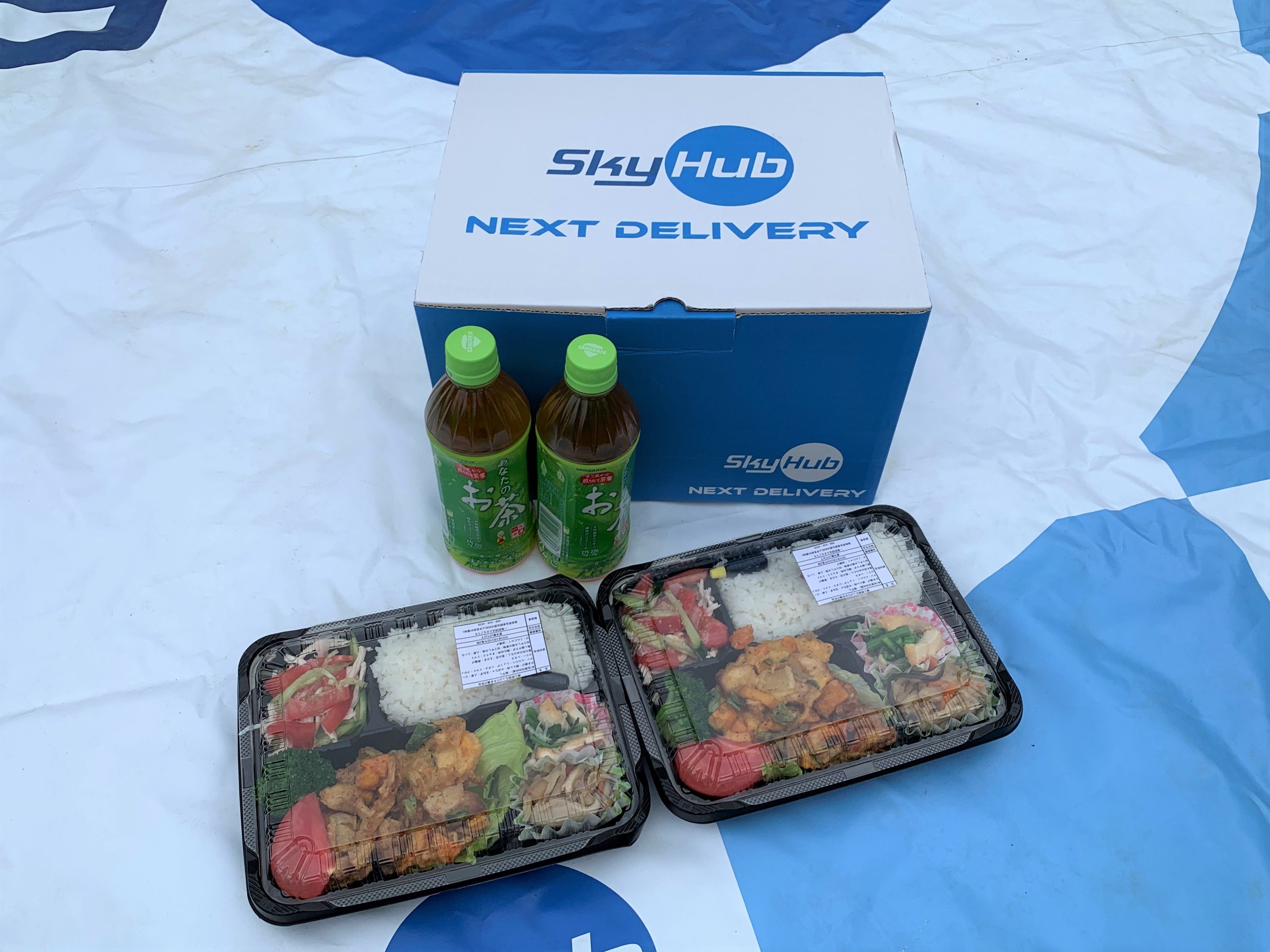 日本発物流専用ドローン“AirTruck”で配送された２人分のお弁当とお茶