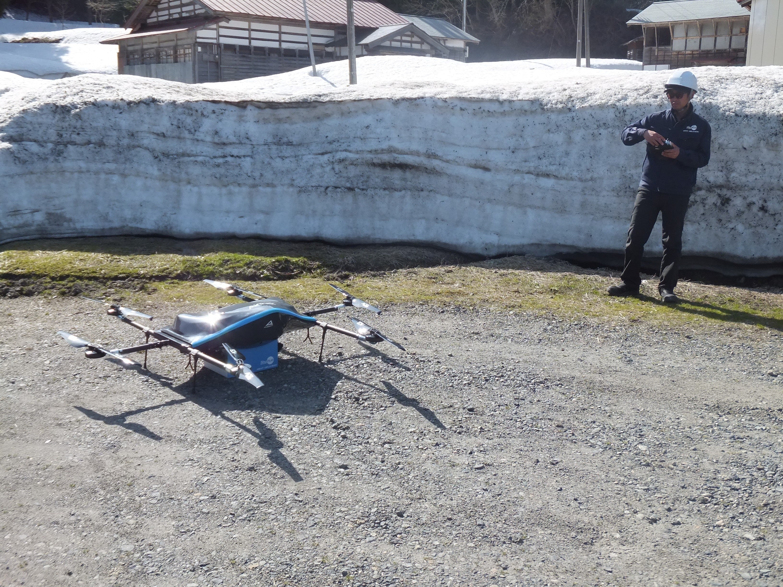 豪雪地帯では配送が可能となり、 緊急の際には物資も届けられる事を実証。