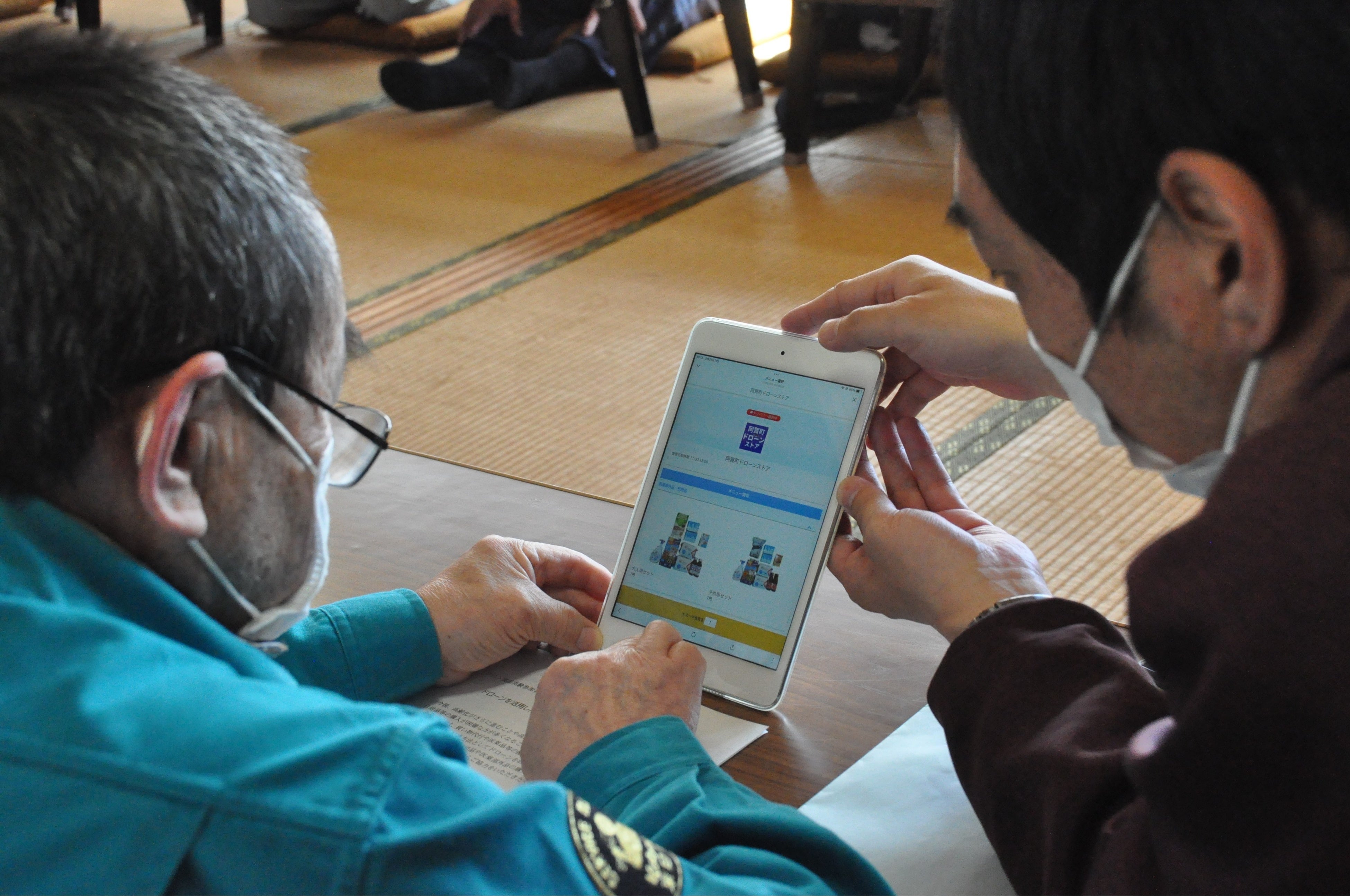 住民の方々へアプリを使った 買物代行の仕組みをご説明。