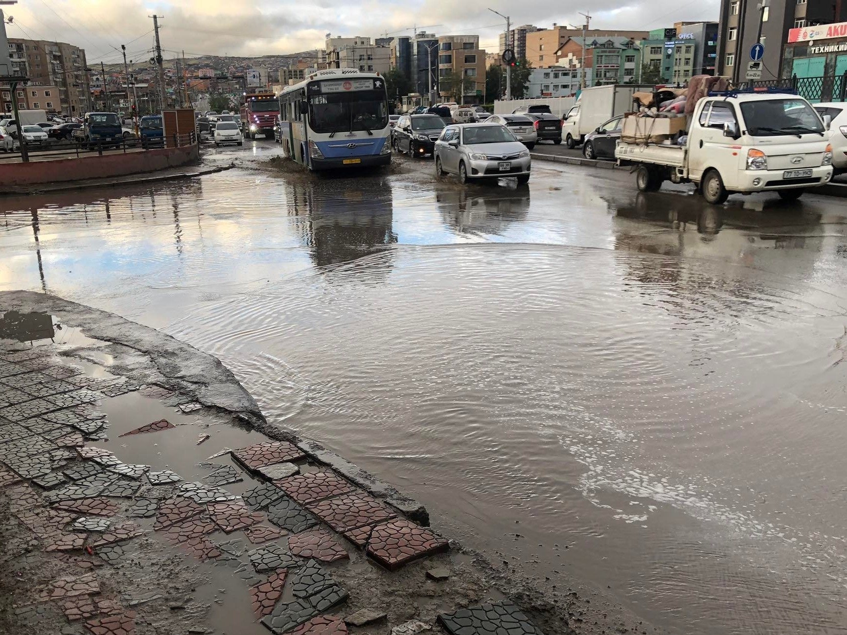 モンゴル市内の降雨後の道路状況 （エアロネクストの実地調査より）