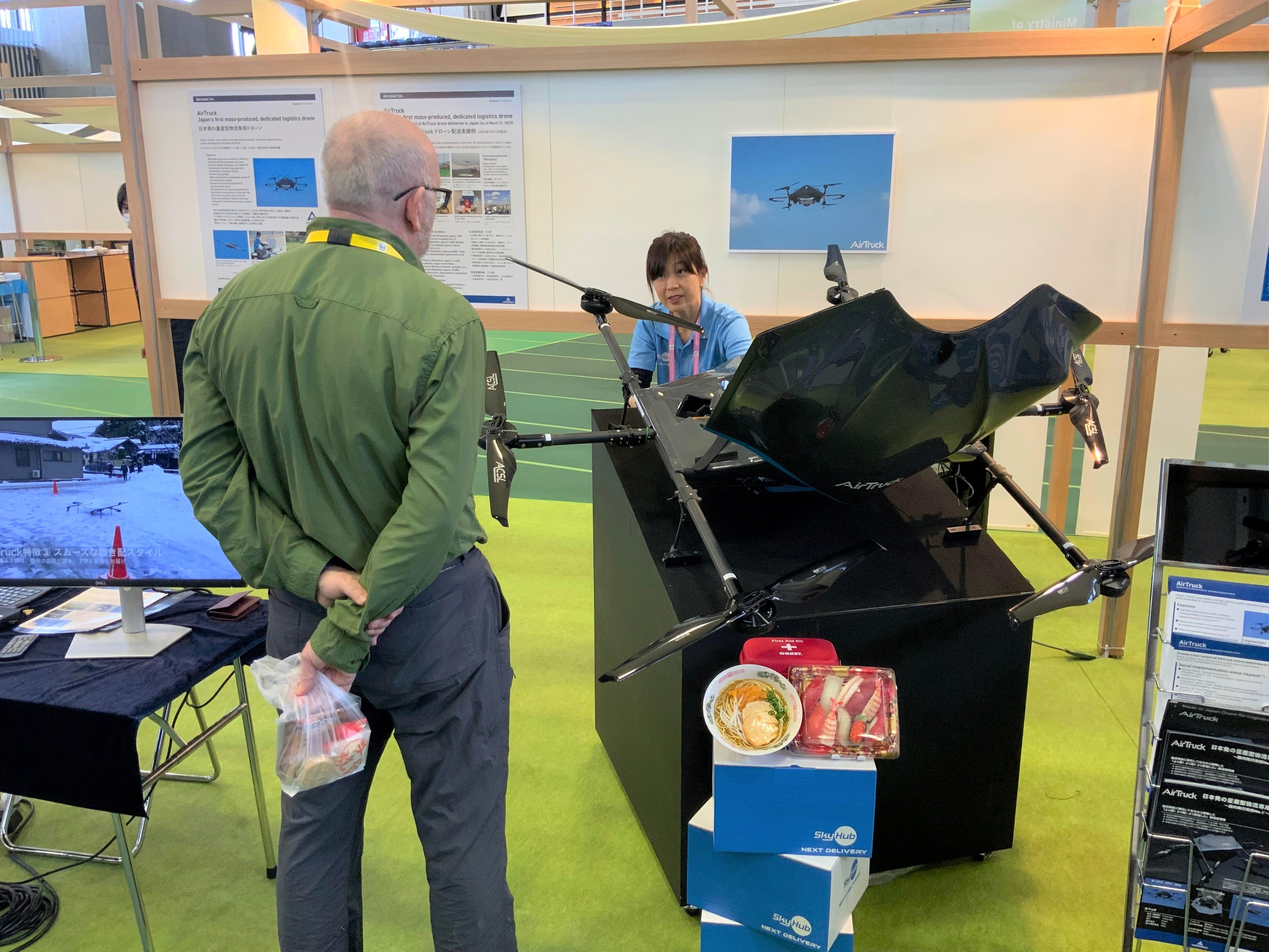 エアロネクストブースで海外メディアに説明の様子