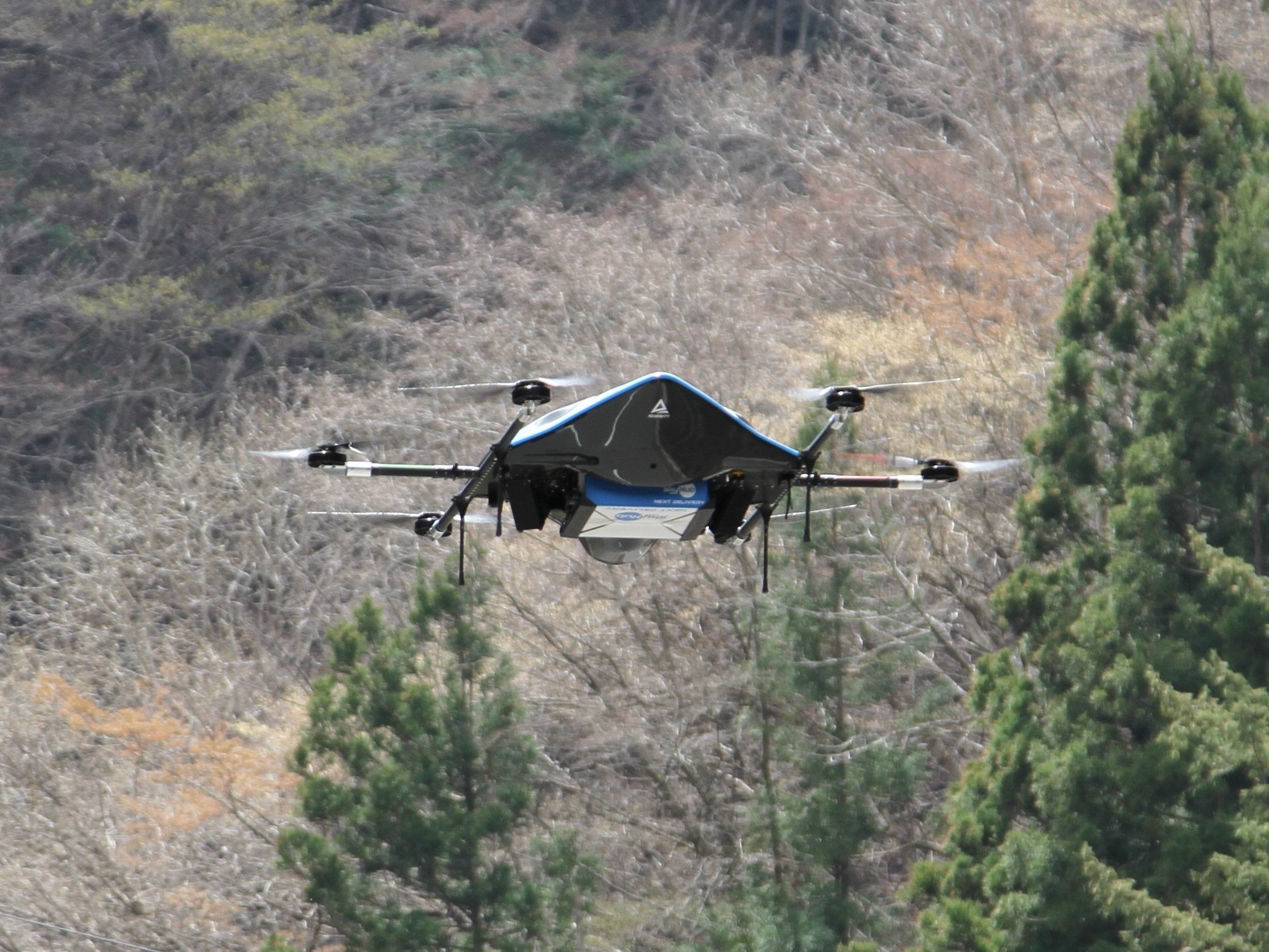 秩父市中津川区内を飛行する物流専用ドローンAirTruck