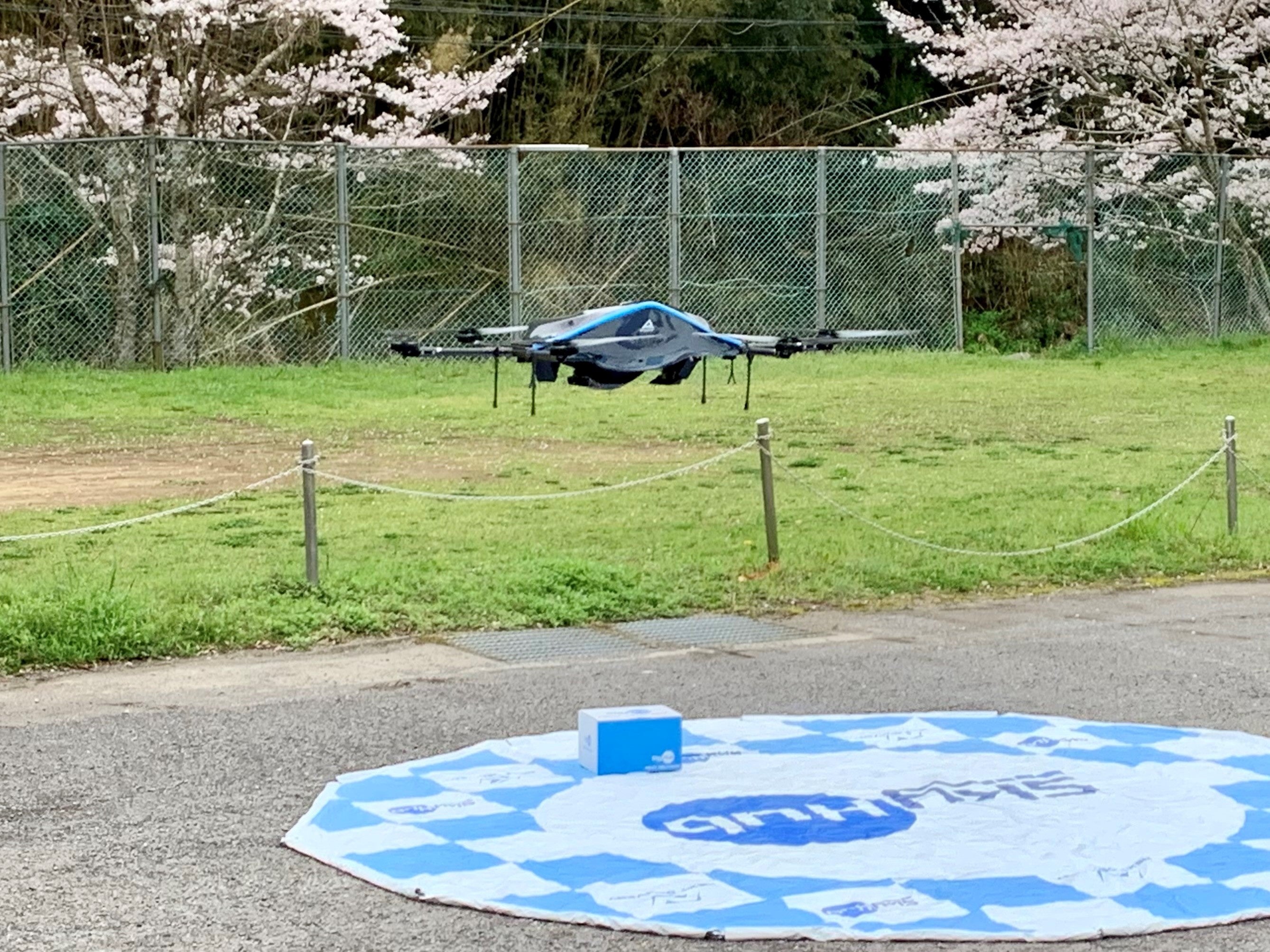３月の実証実験でお弁当とお茶を配送した物流専用ドローン”AirTruck”