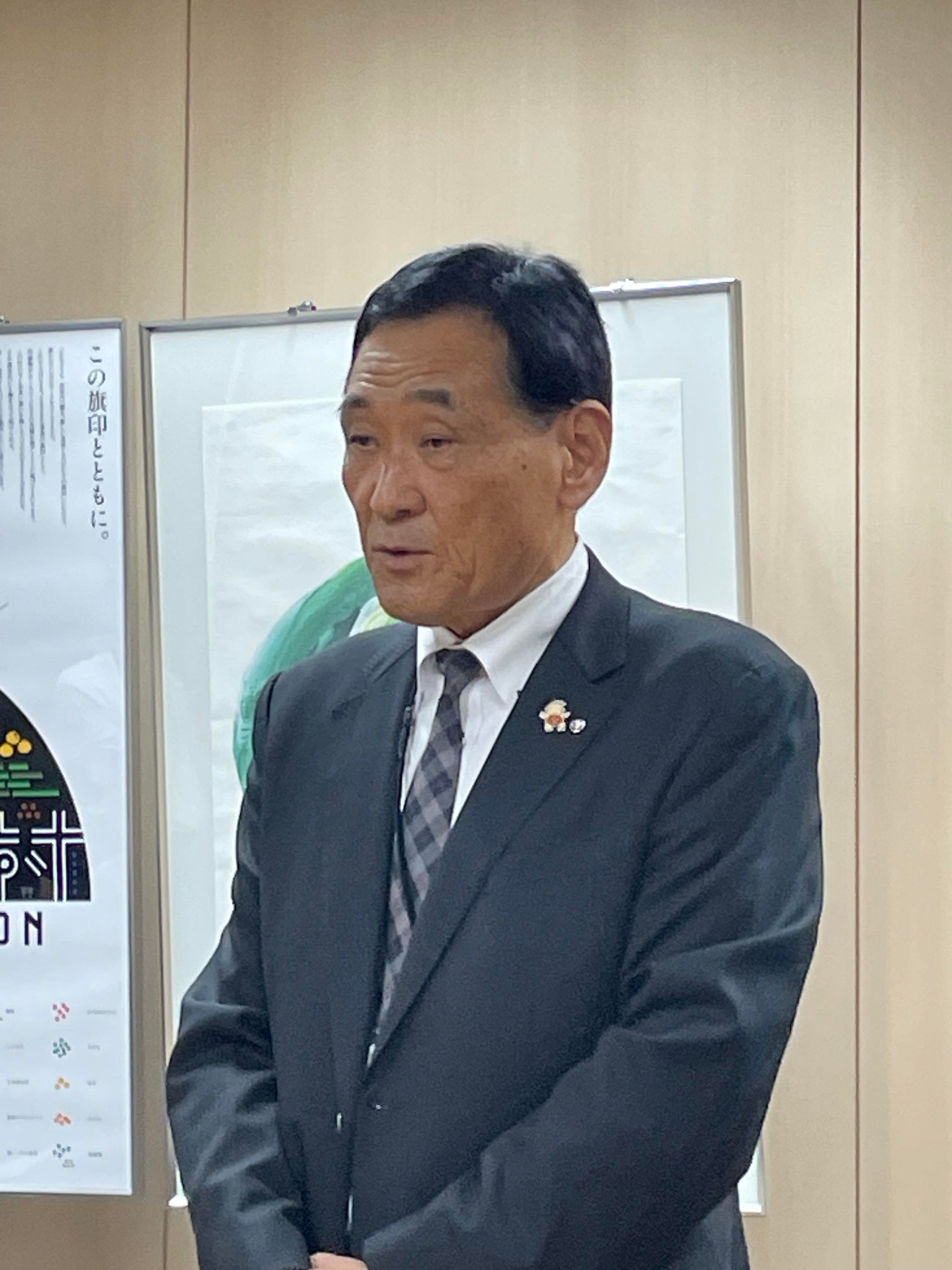 挨拶する佐那河内村長  岩城 福治