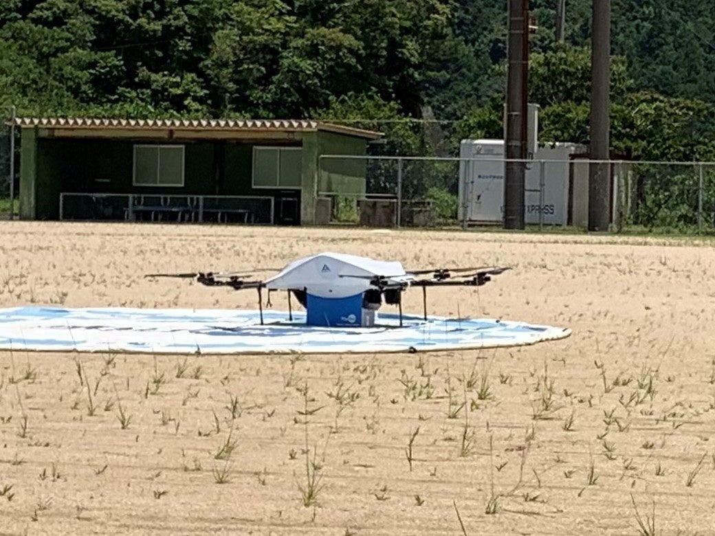 名産のあゆの一夜干しや備長炭を配送し切り離して置き配する物流専用ドローンAirTruck（日高川町若者広場）