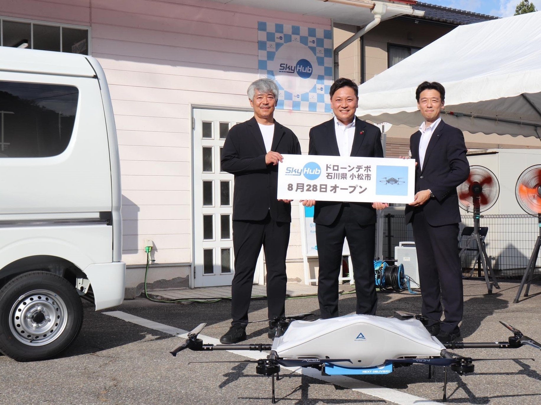 物流専用ドローンAirTruckと共に写真（ドローンデポ小松前）