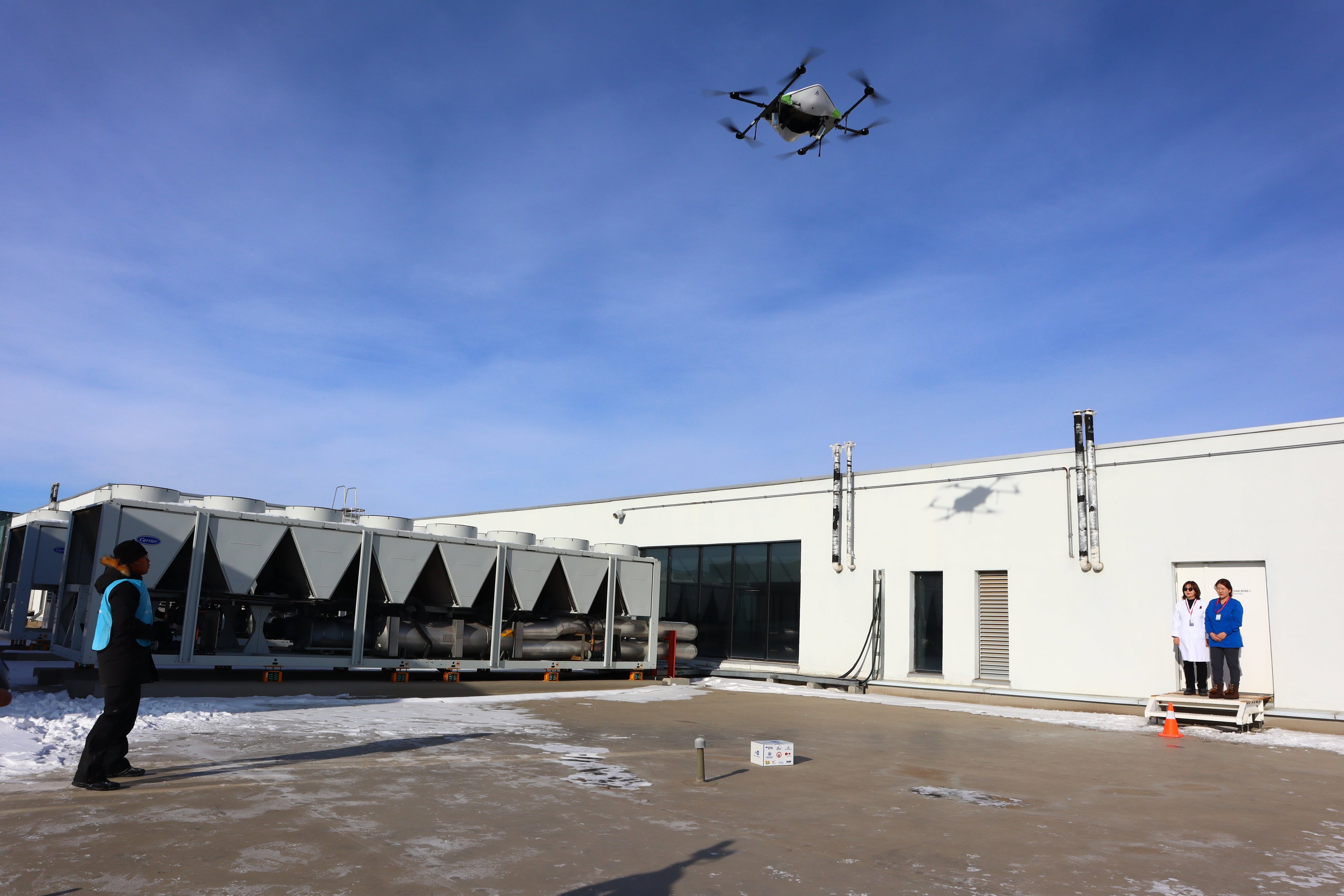 看護師が見守る中モンゴル国立医科大学付属モンゴル日本病院の屋上に血液が入った箱が切り離され配送された様子