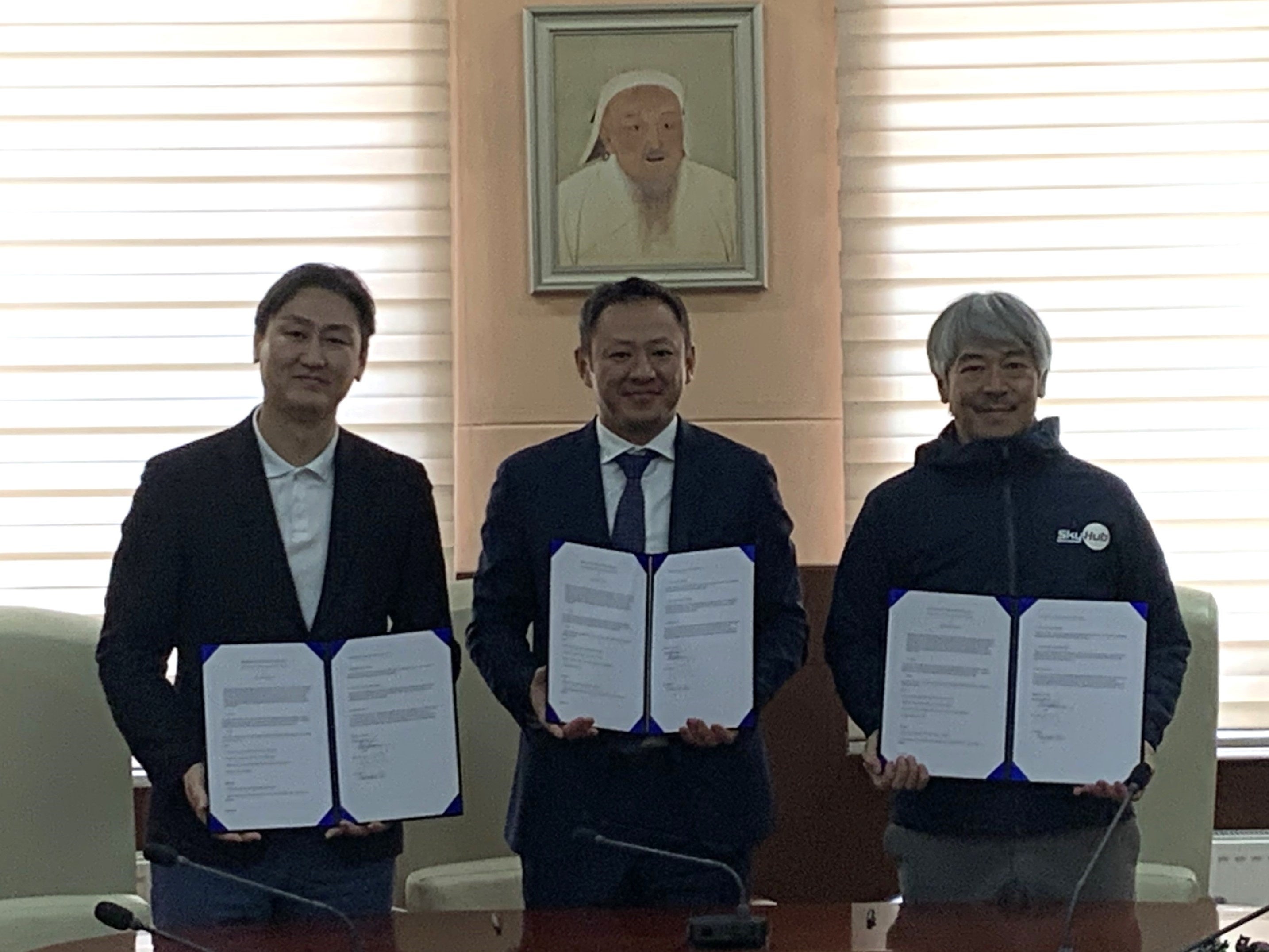 写真向かって左よりCentral Express CVS CEO C. Ganbold、Newcom Group CEO B.Baatarmunkh、エアロネクスト代表取締役CEO 田路圭輔
