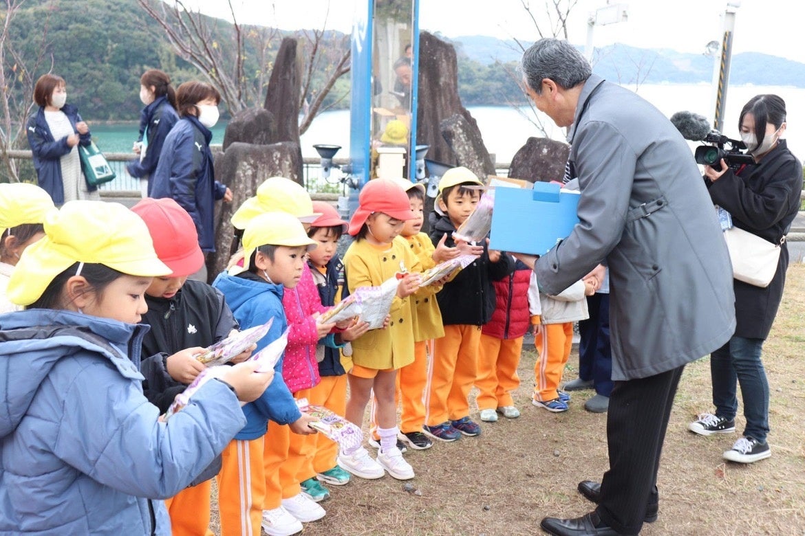 2023年11月の実証実験でドローンで届けられたお菓子を見学にきた園児に振る舞う友田市長 (道の駅鷹ら島)