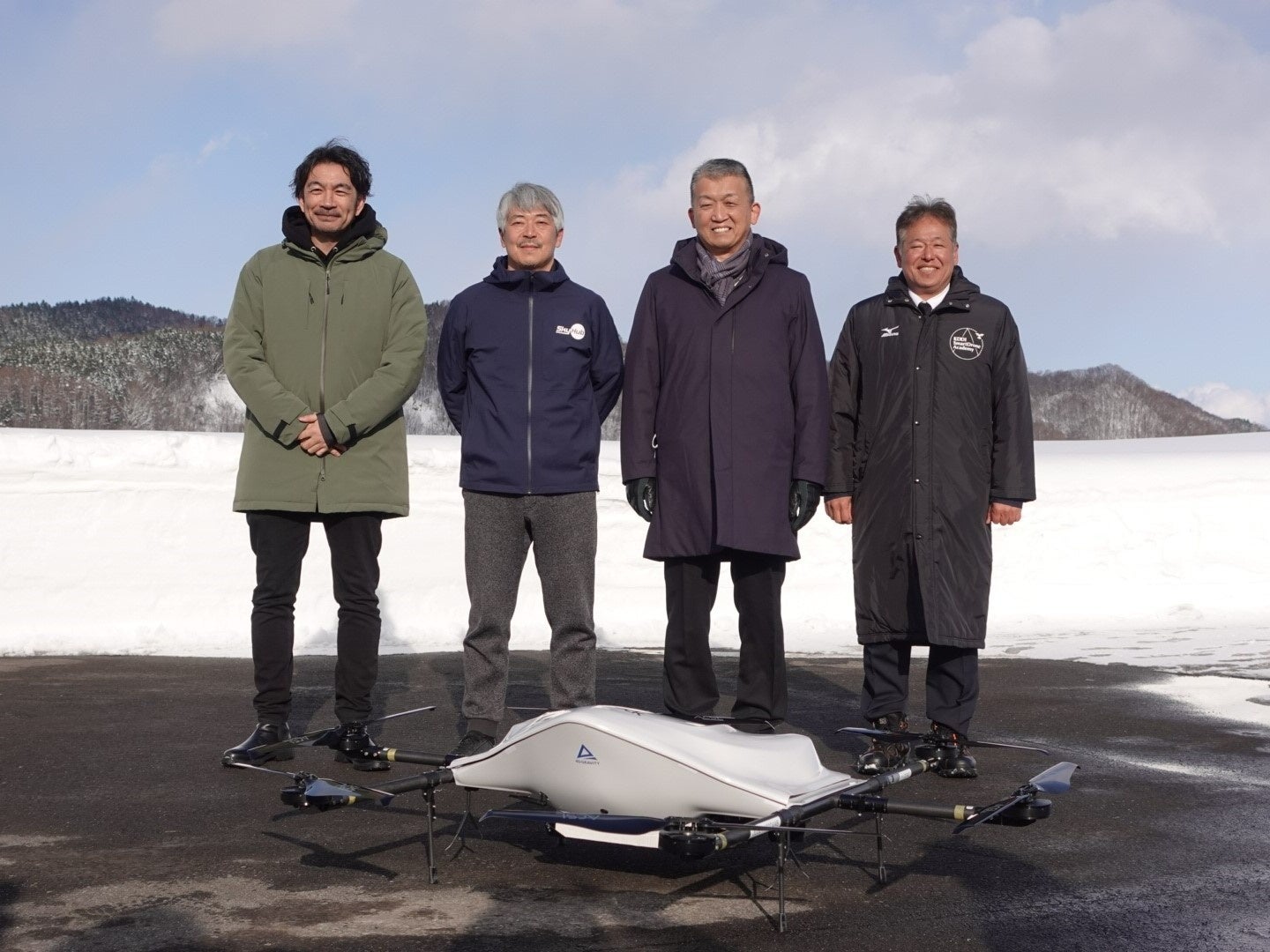 実証実験のドローン配送を終えて記念撮影