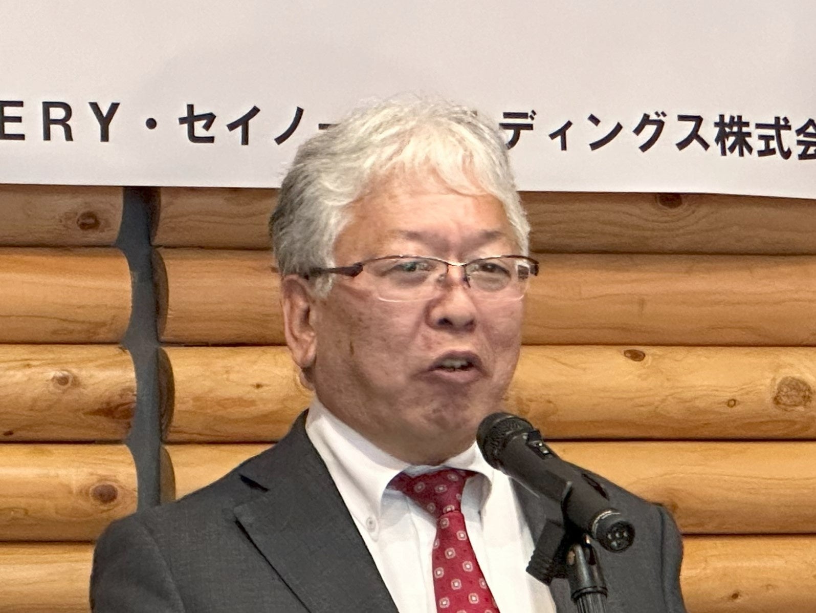 挨拶する小菅村長 舩木 直美