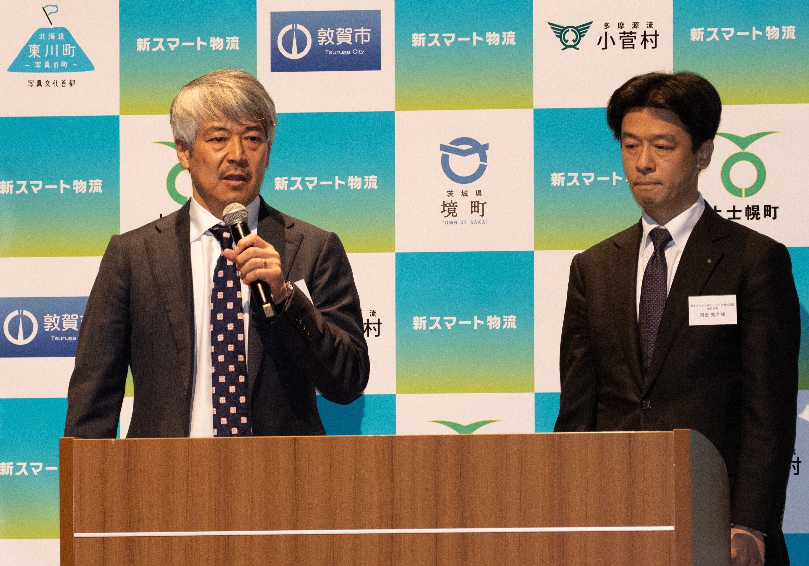 新スマート物流の先進事例としてSkyHub🄬を紹介する写真向かって左よりエアロネクスト代表取締役CEO田路圭輔、セイノーHD執行役員河合秀治